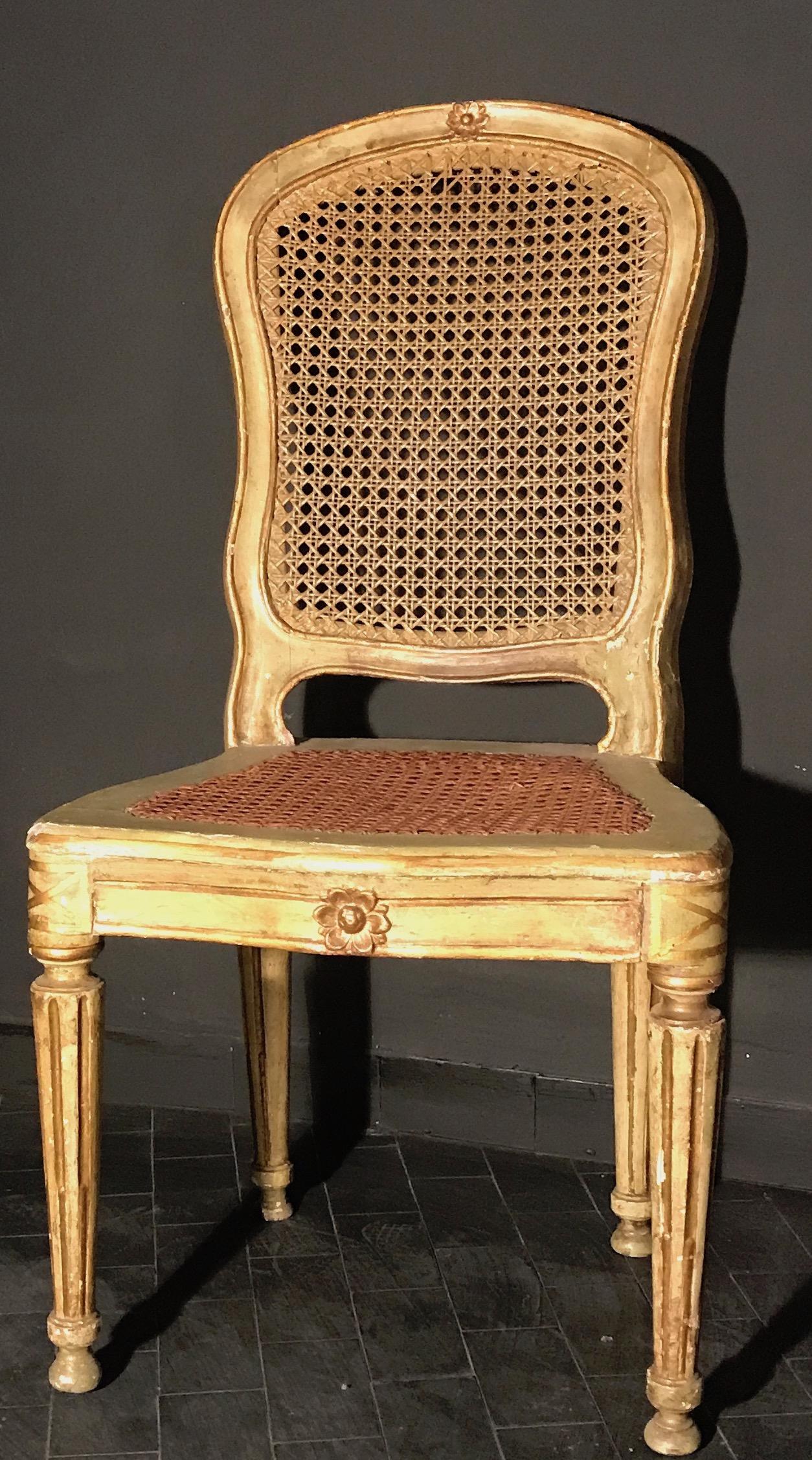 Set aus sechs italienischen, bemalten und vergoldeten Stühlen des 18. Jahrhunderts (Louis XVI.) im Angebot