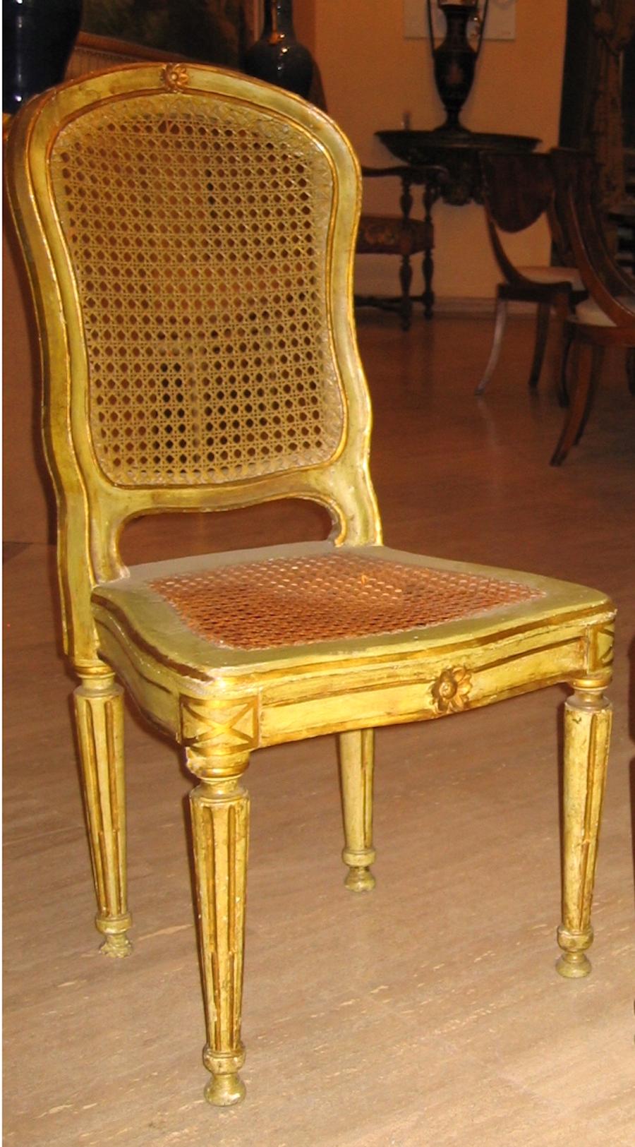 Peint à la main Ensemble de six chaises italiennes du 18ème siècle peintes et dorées à la feuille en vente