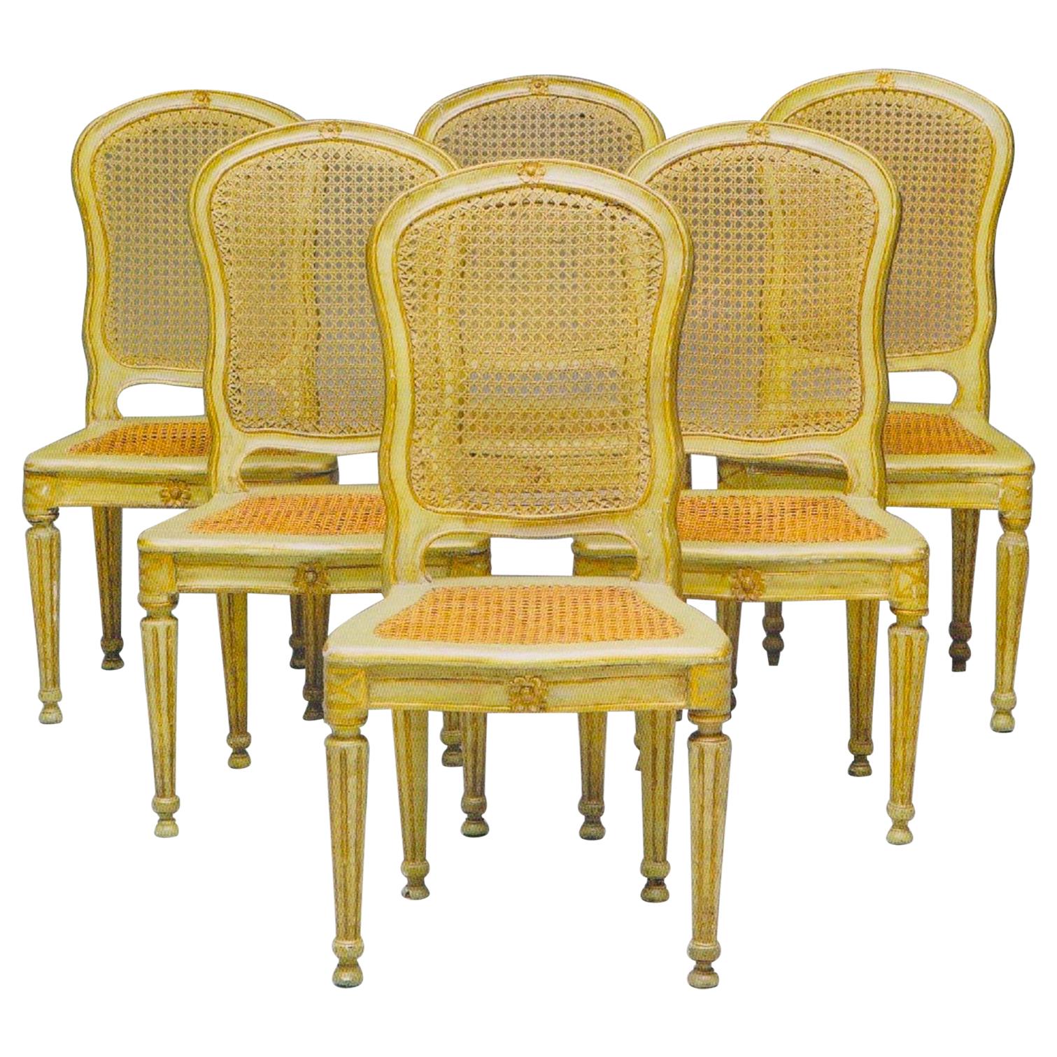 Ensemble de six chaises italiennes du 18ème siècle peintes et dorées à la feuille