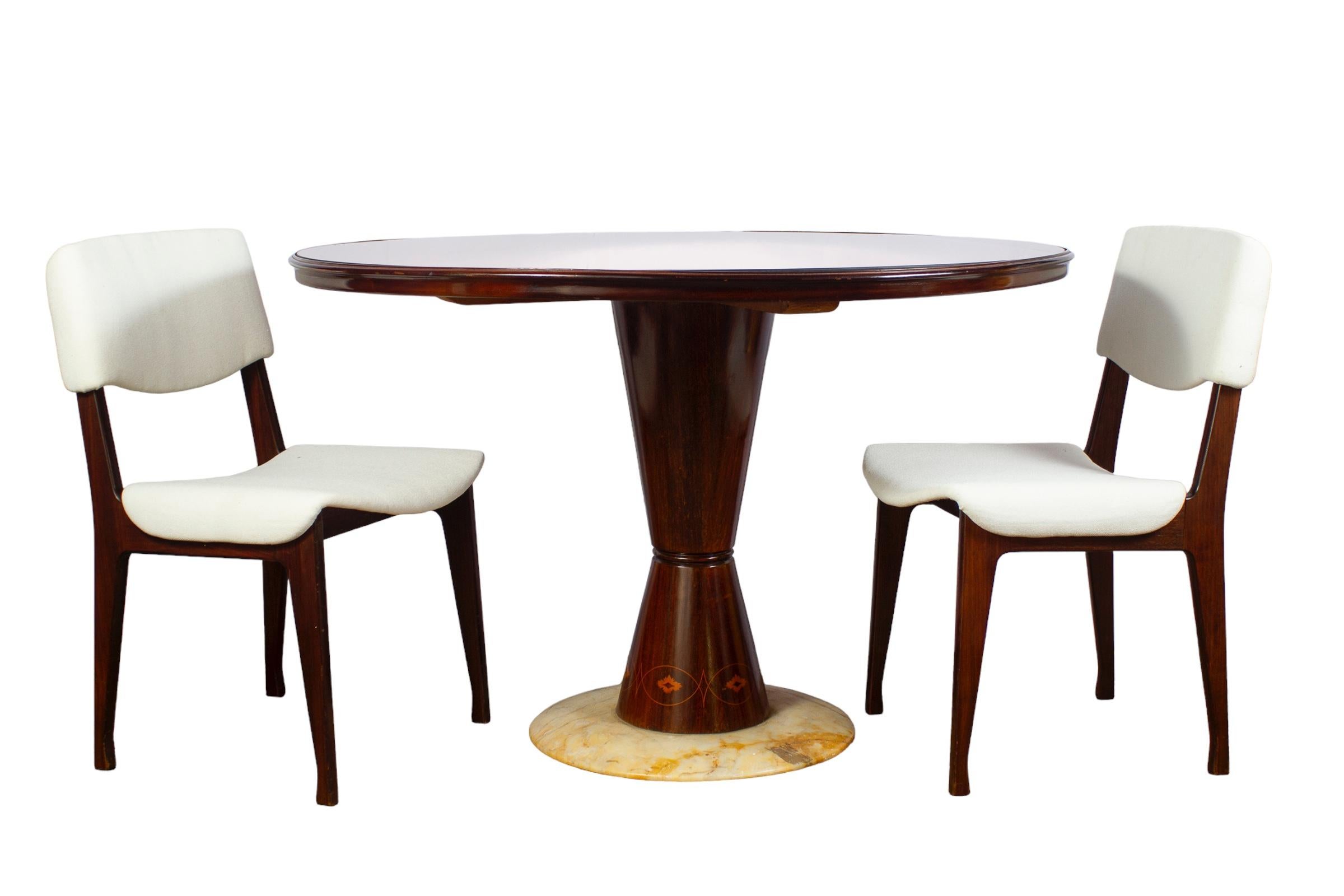 Ensemble de six pièces italiennes  chaises en bois avec assise en tissu blanc.
Fabriqué en Italie 1950'. Le bois est en parfait état vintage.
Chaque chaise a été fabriquée de main de maître, a des proportions absolument magnifiques et est