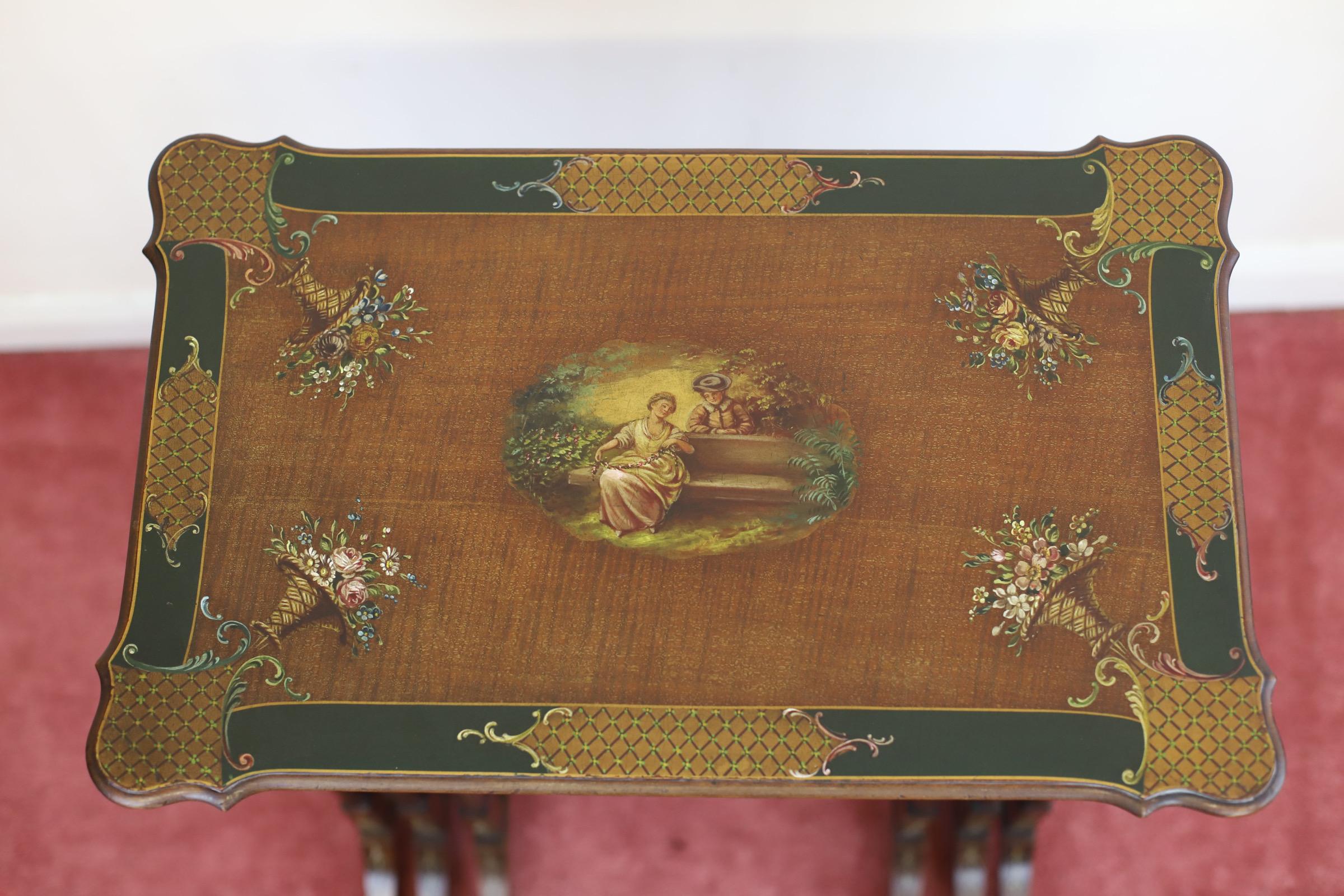 Set aus drei viktorianischen Mahagoni-Stücken  Handbemaltes Nest aus Tischen im Angebot 7