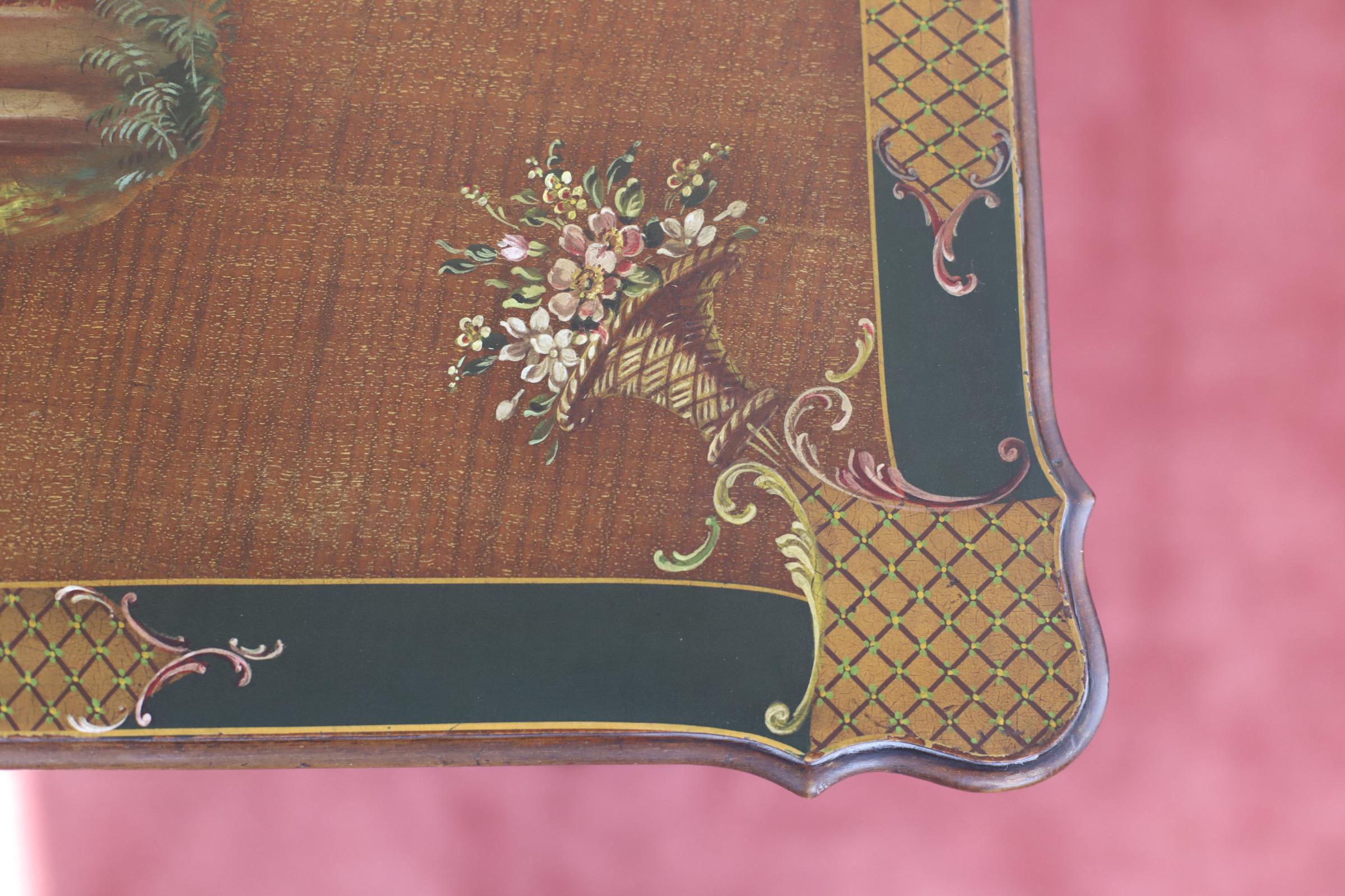 Set aus drei viktorianischen Mahagoni-Stücken  Handbemaltes Nest aus Tischen im Angebot 8