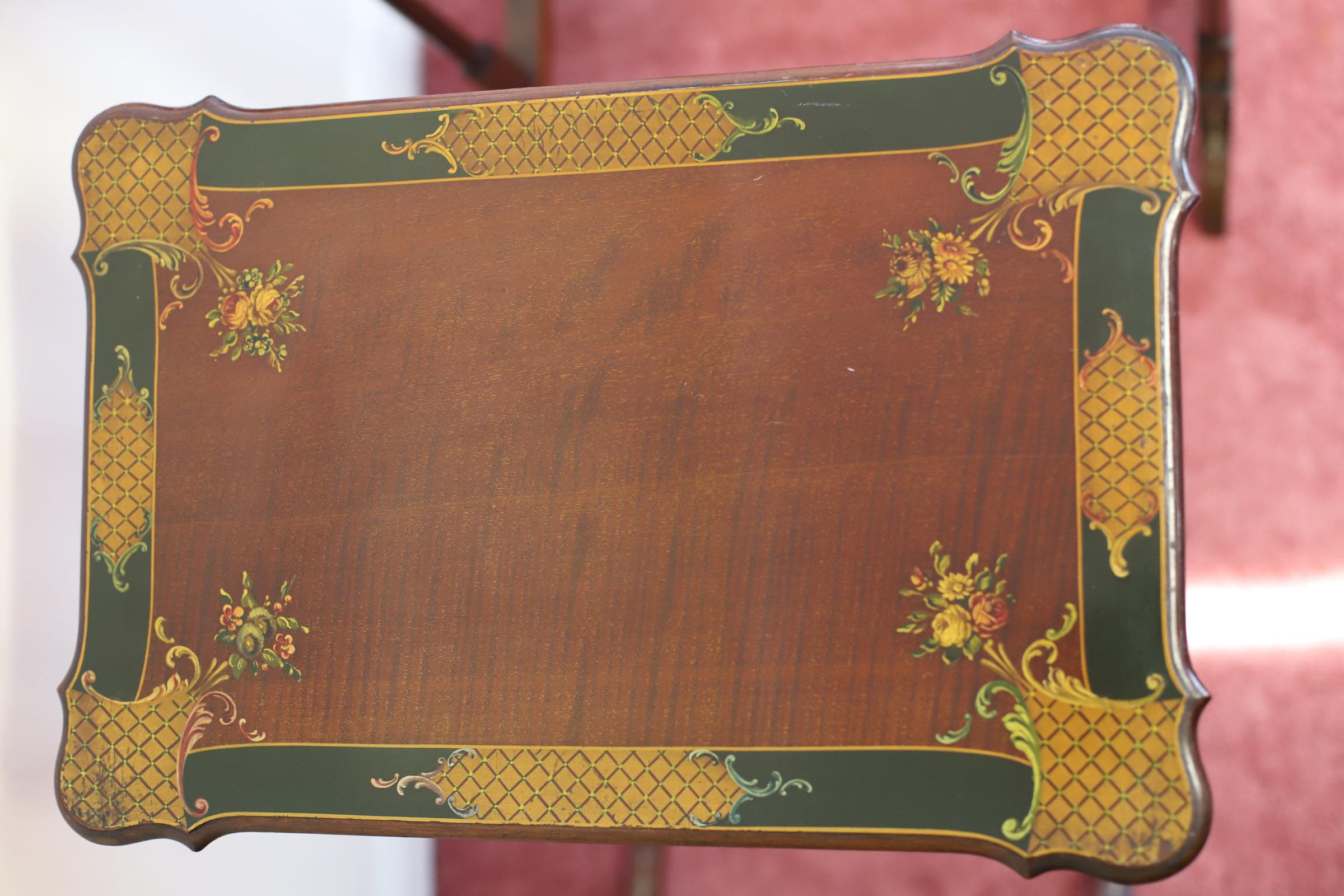 Set aus drei viktorianischen Mahagoni-Stücken  Handbemaltes Nest aus Tischen im Angebot 13