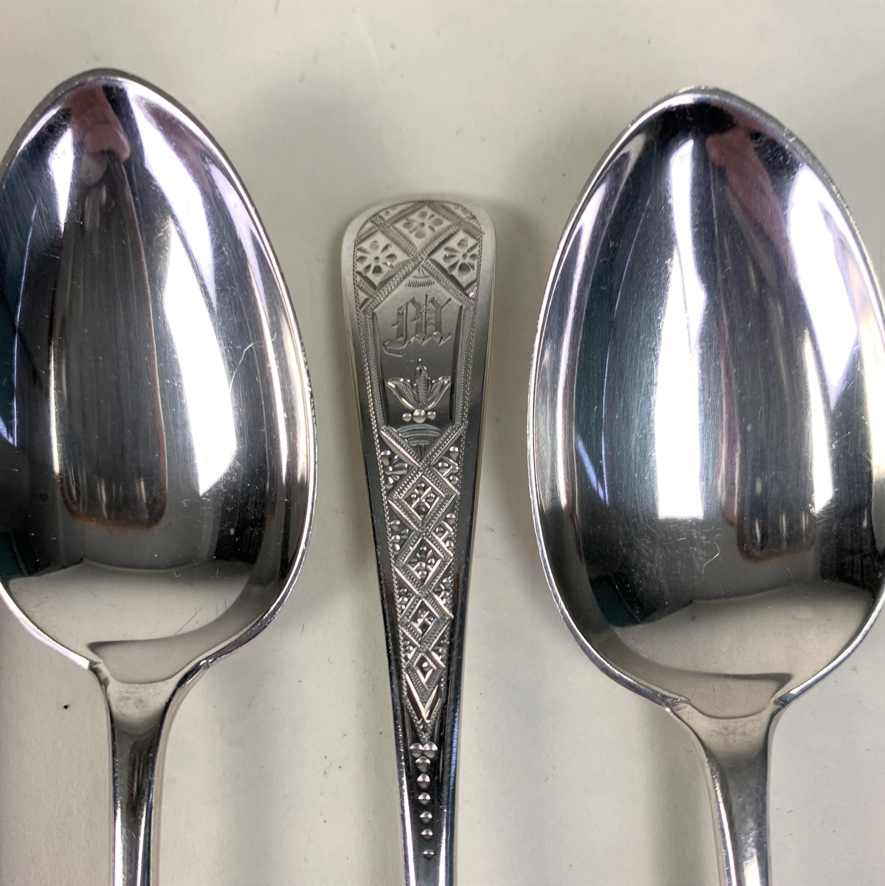 Fine Set of Twelve Silver Bright-Cut Teaspoons In Good Condition For Sale In Folkestone, GB