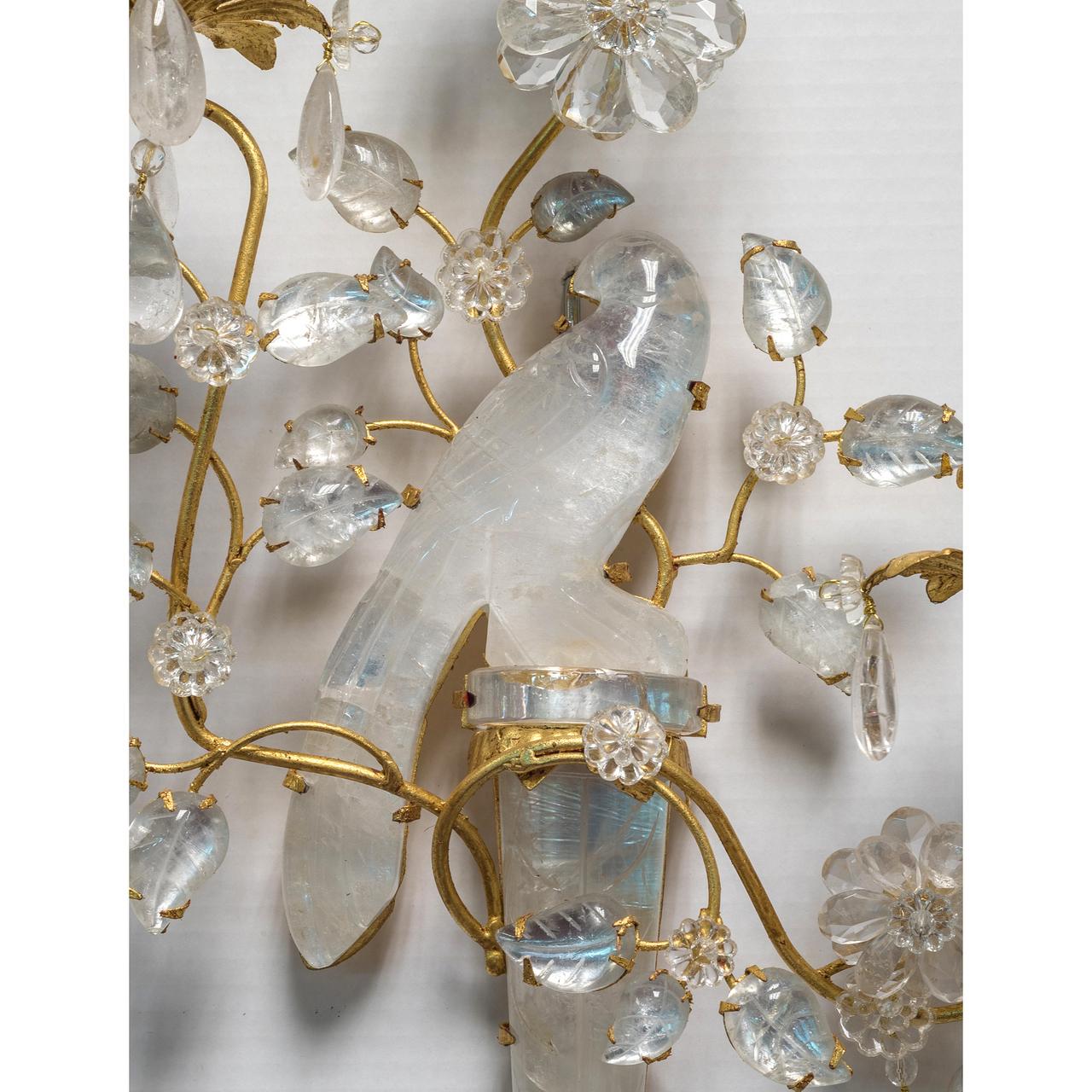 Ensemble de deux appliques murales de style Baguès en bronze doré sculpté dans le cristal de roche Bon état - En vente à New York, NY