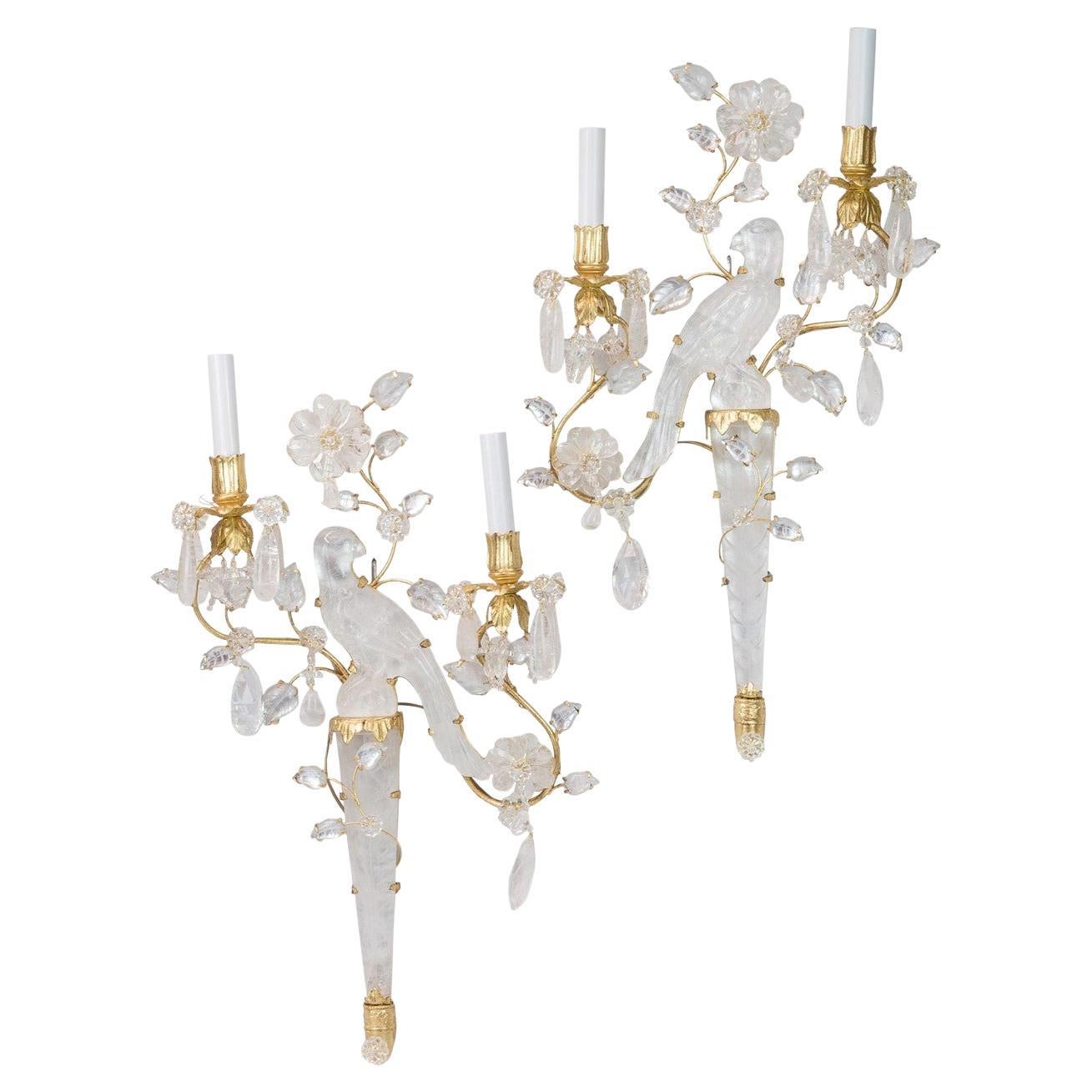 Ensemble de deux appliques murales de style Baguès en bronze doré sculpté dans le cristal de roche en vente