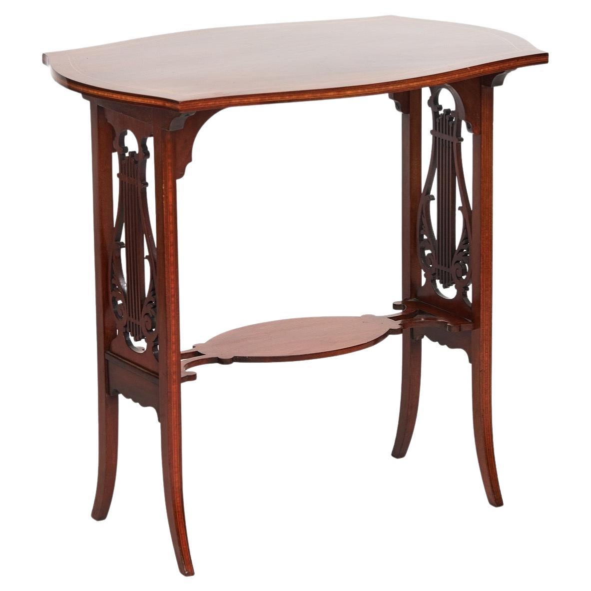 Fine table d'appoint Lyre en acajou Revival incrusté et sculpté [B].