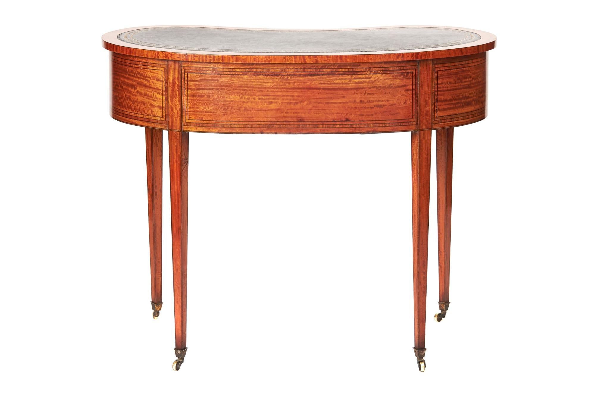 Fina mesa de escritorio con incrustaciones de madera de satén Sheraton Revival Pulido en venta