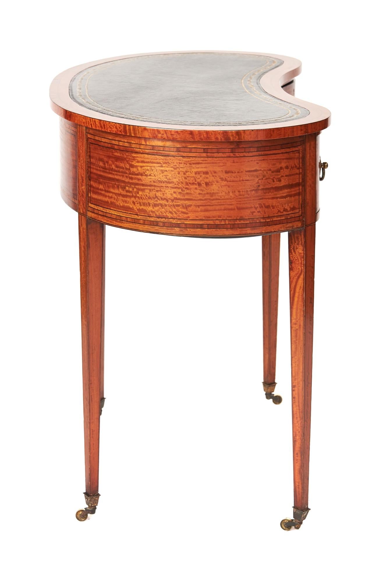 Fina mesa de escritorio con incrustaciones de madera de satén Sheraton Revival siglo XX en venta