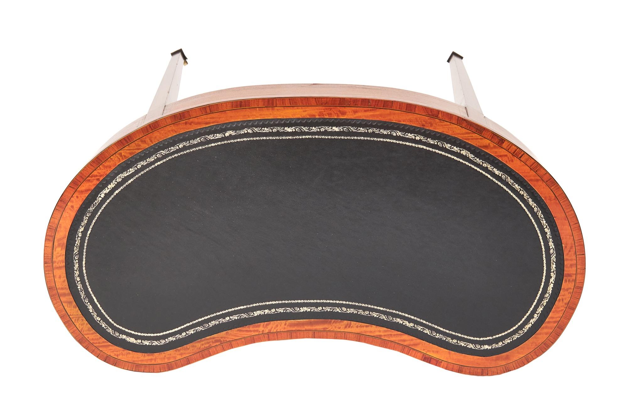 Fina mesa de escritorio con incrustaciones de madera de satén Sheraton Revival Madera satinada en venta