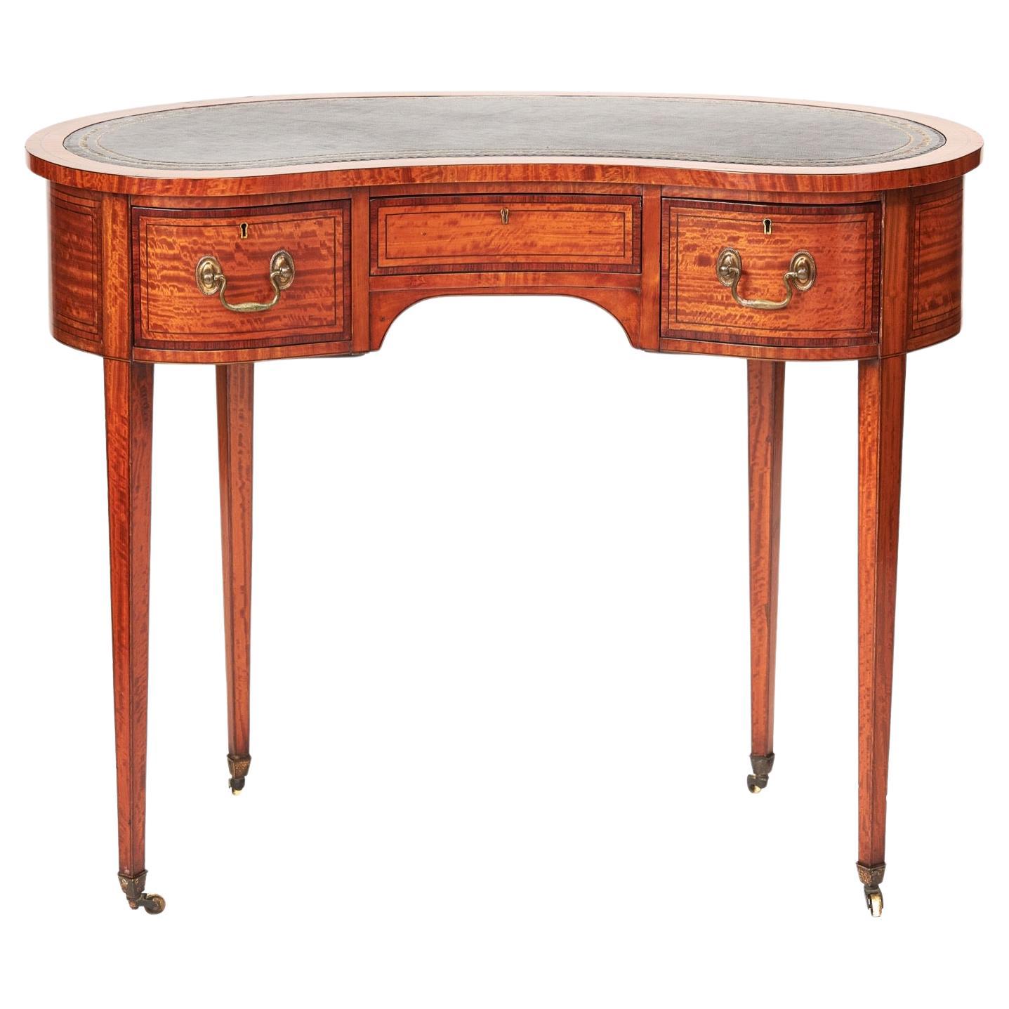 Fina mesa de escritorio con incrustaciones de madera de satén Sheraton Revival en venta