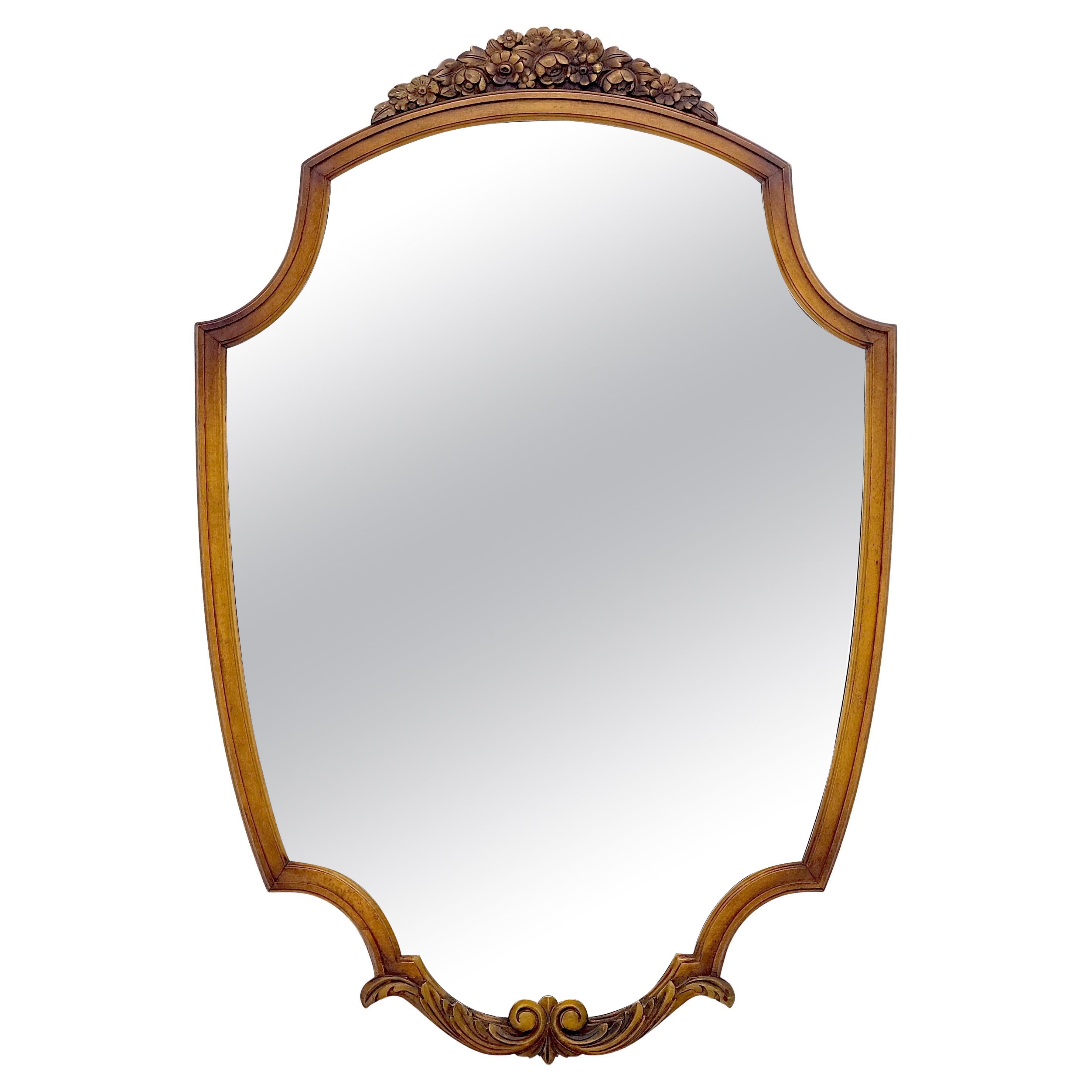 Miroir en noyer clair sculpté en forme de bouclier c1940s MINT ! en vente