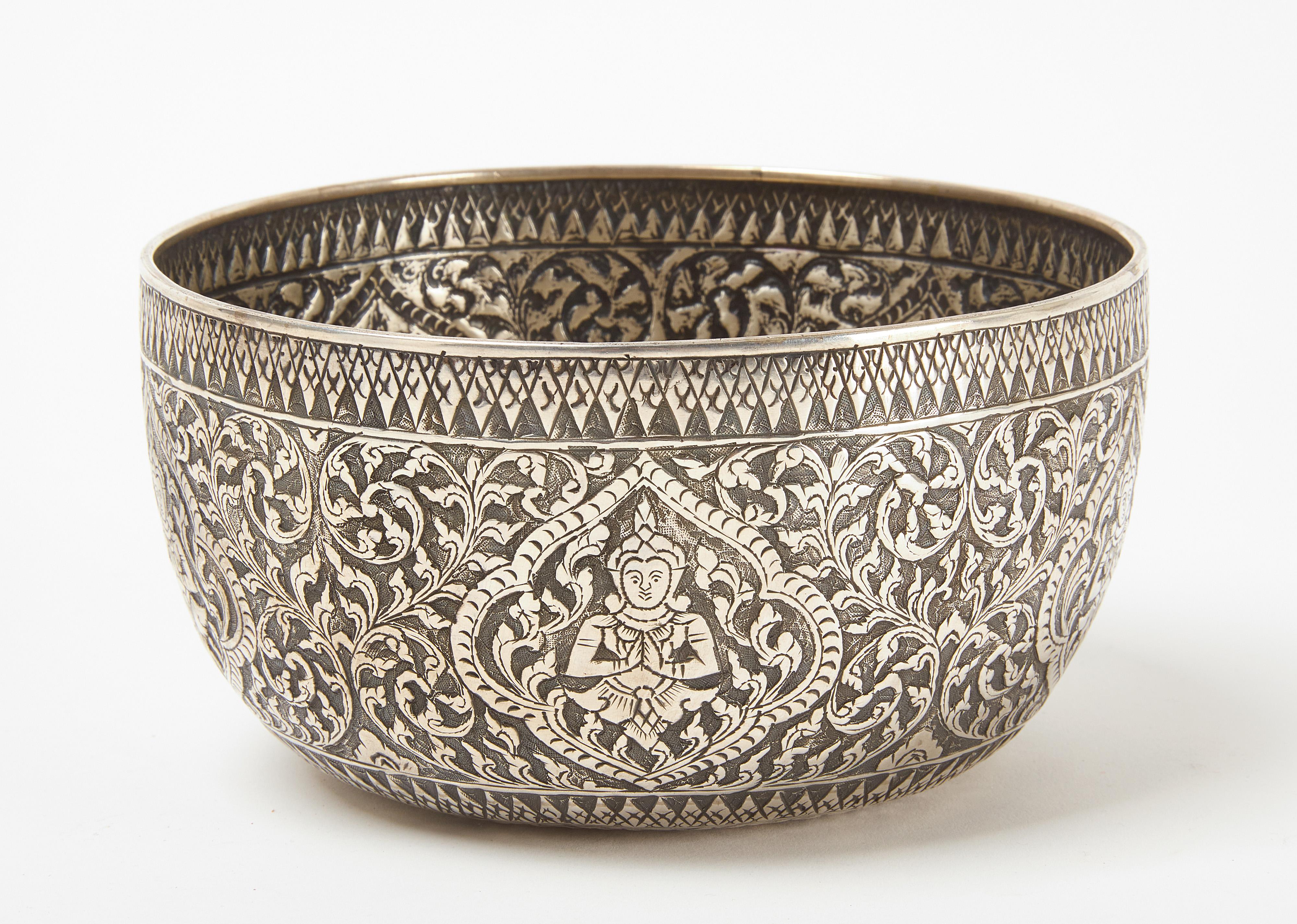 Descripción
Cuenco de plata de Siam (Tailandia), marca de toque tailandesa, hacia la segunda mitad del siglo XIX, con una serie de representaciones en bajorrelieve de Theppanom, una deidad celestial, en postura de adoración, dentro de un