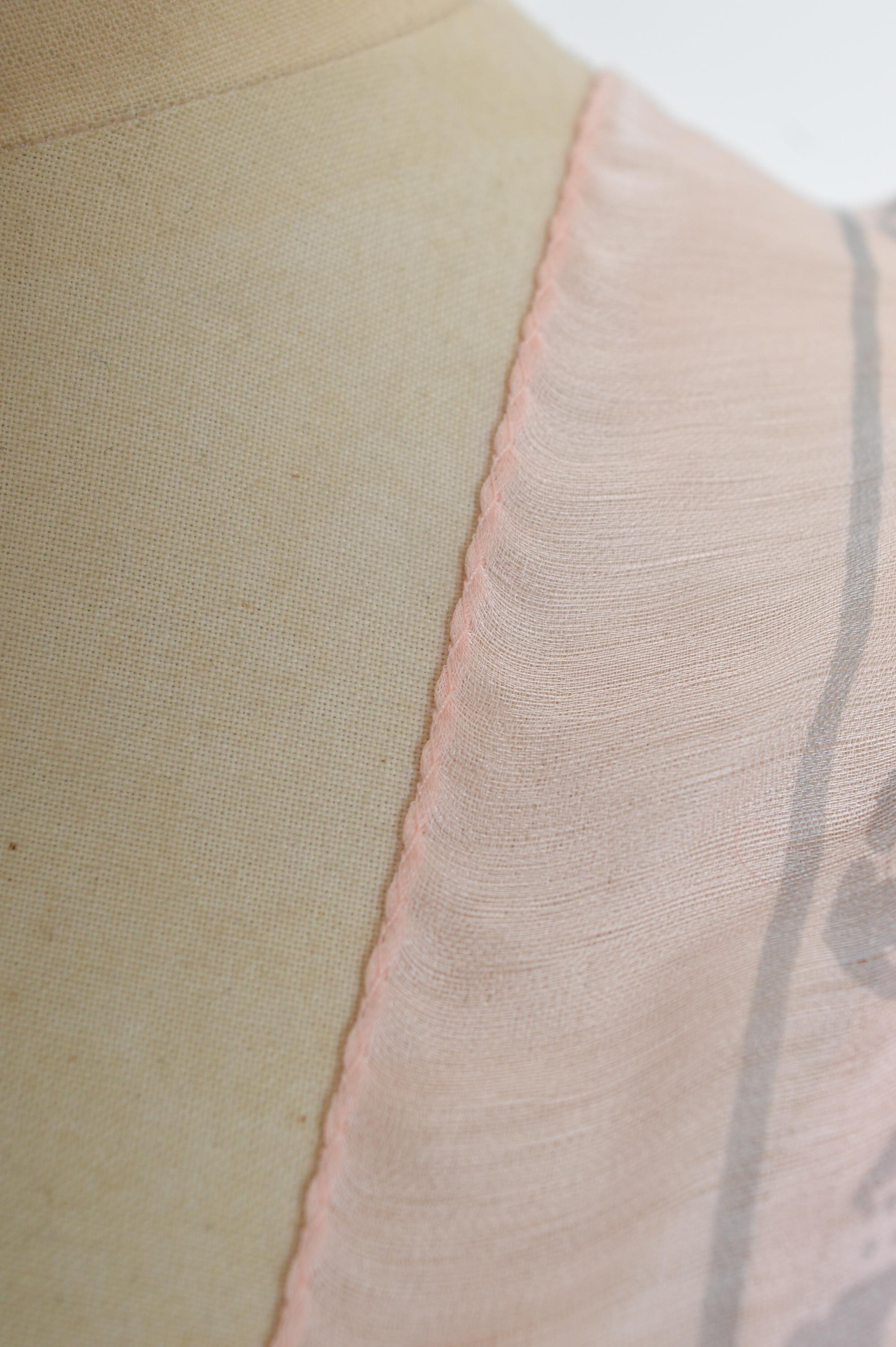 Foulard en soie fine Alexander McQueen 2000's avec tête de mort en rose pastel en vente 5