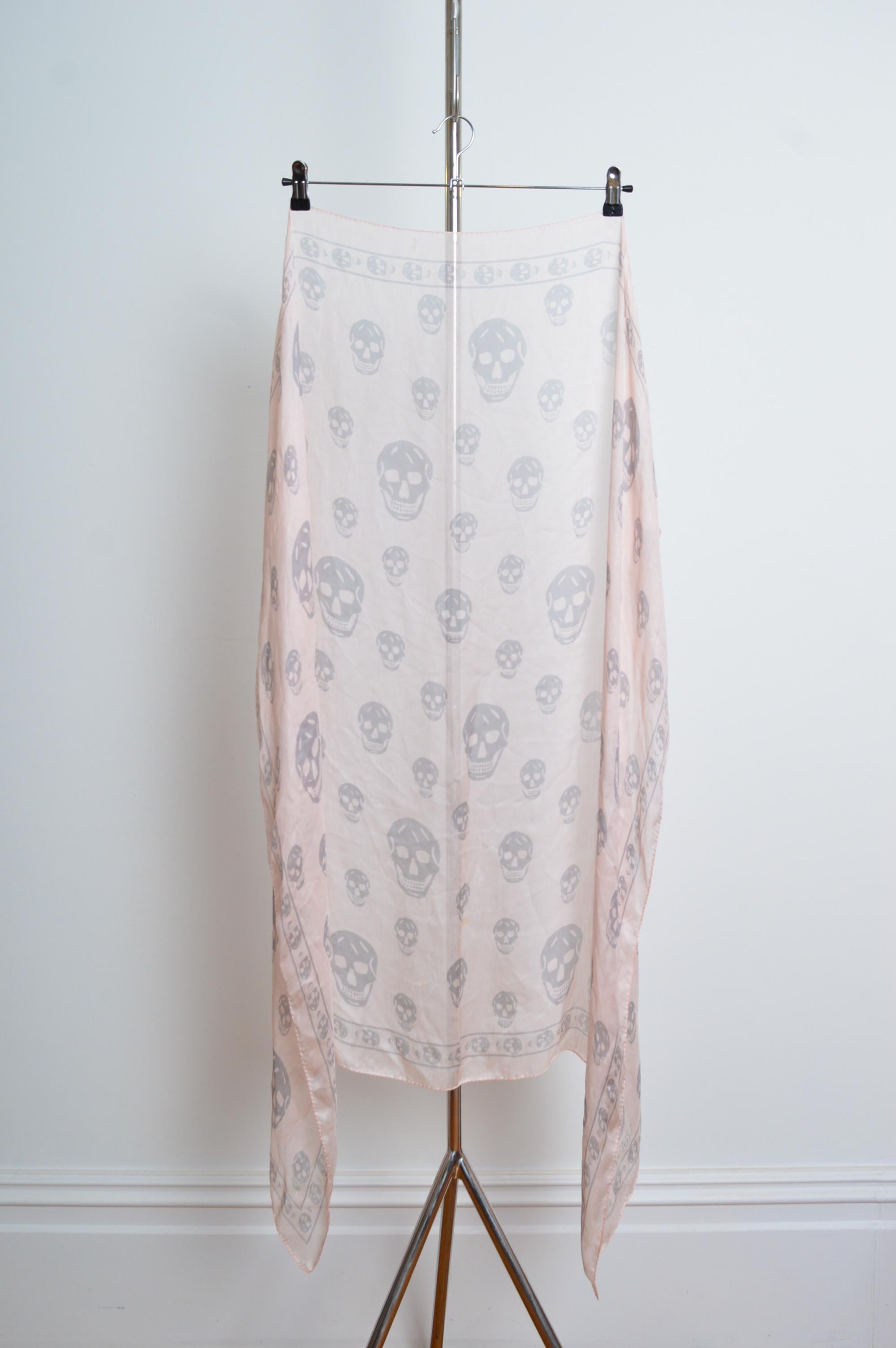 Foulard en soie fine Alexander McQueen 2000's avec tête de mort en rose pastel
Une écharpe McQueen emblématique des années 2000. Fabriqué en soie pure extrêmement fine, dans une teinte claire et pastel, avec un motif répété de crâne gris