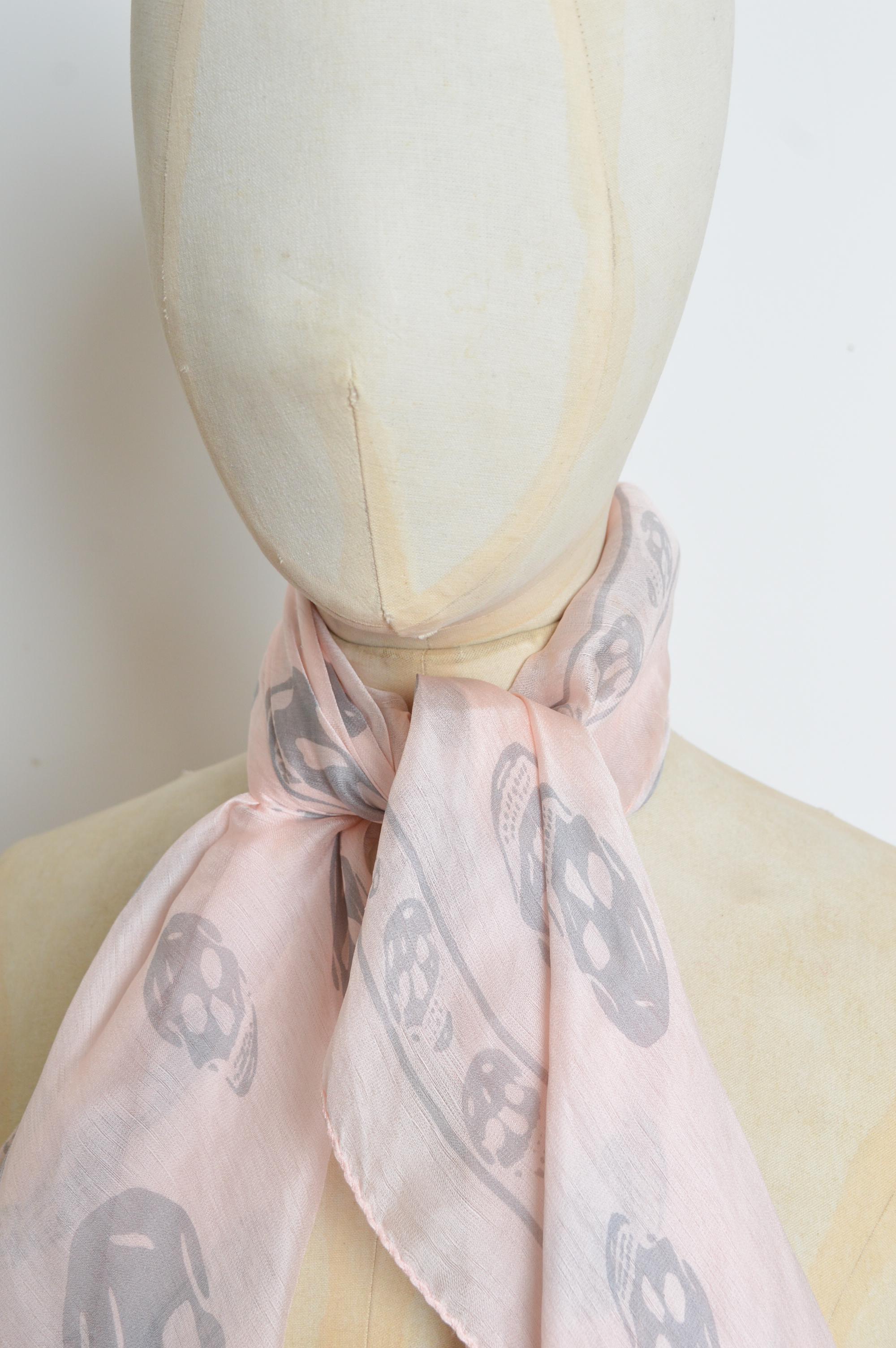 Beige Foulard en soie fine Alexander McQueen 2000's avec tête de mort en rose pastel en vente