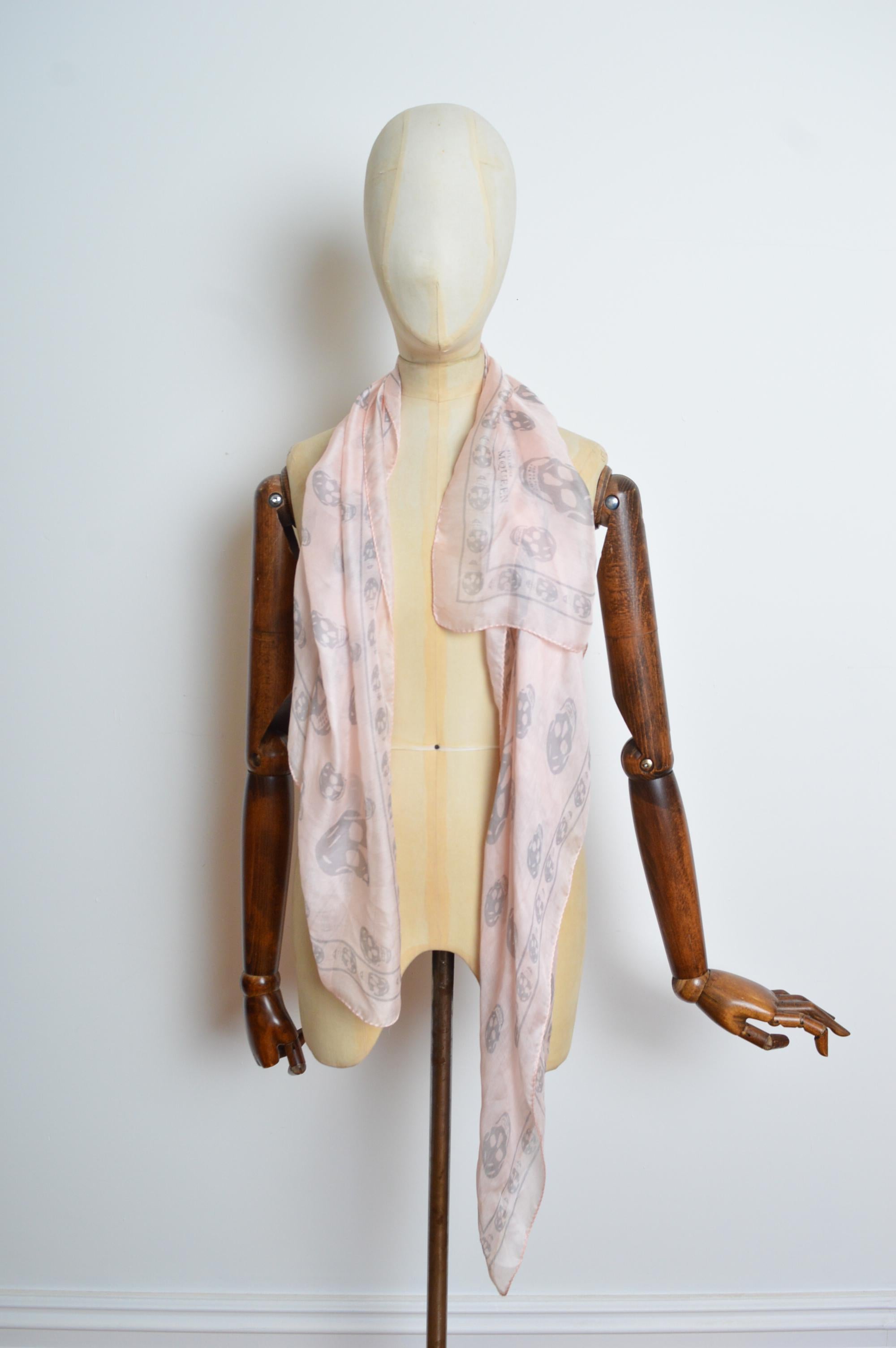 Foulard en soie fine Alexander McQueen 2000's avec tête de mort en rose pastel Bon état - En vente à Sheffield, GB