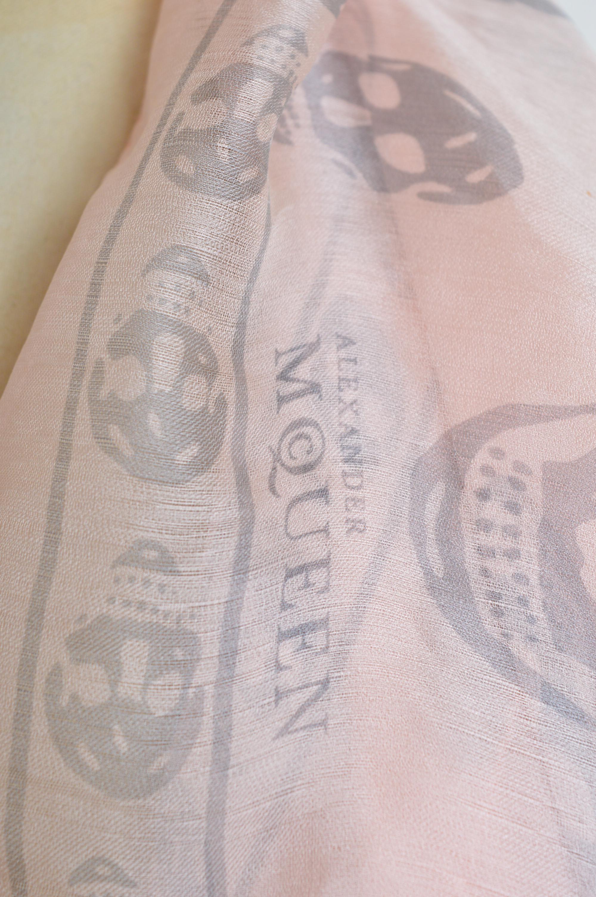 Foulard en soie fine Alexander McQueen 2000's avec tête de mort en rose pastel Unisexe en vente