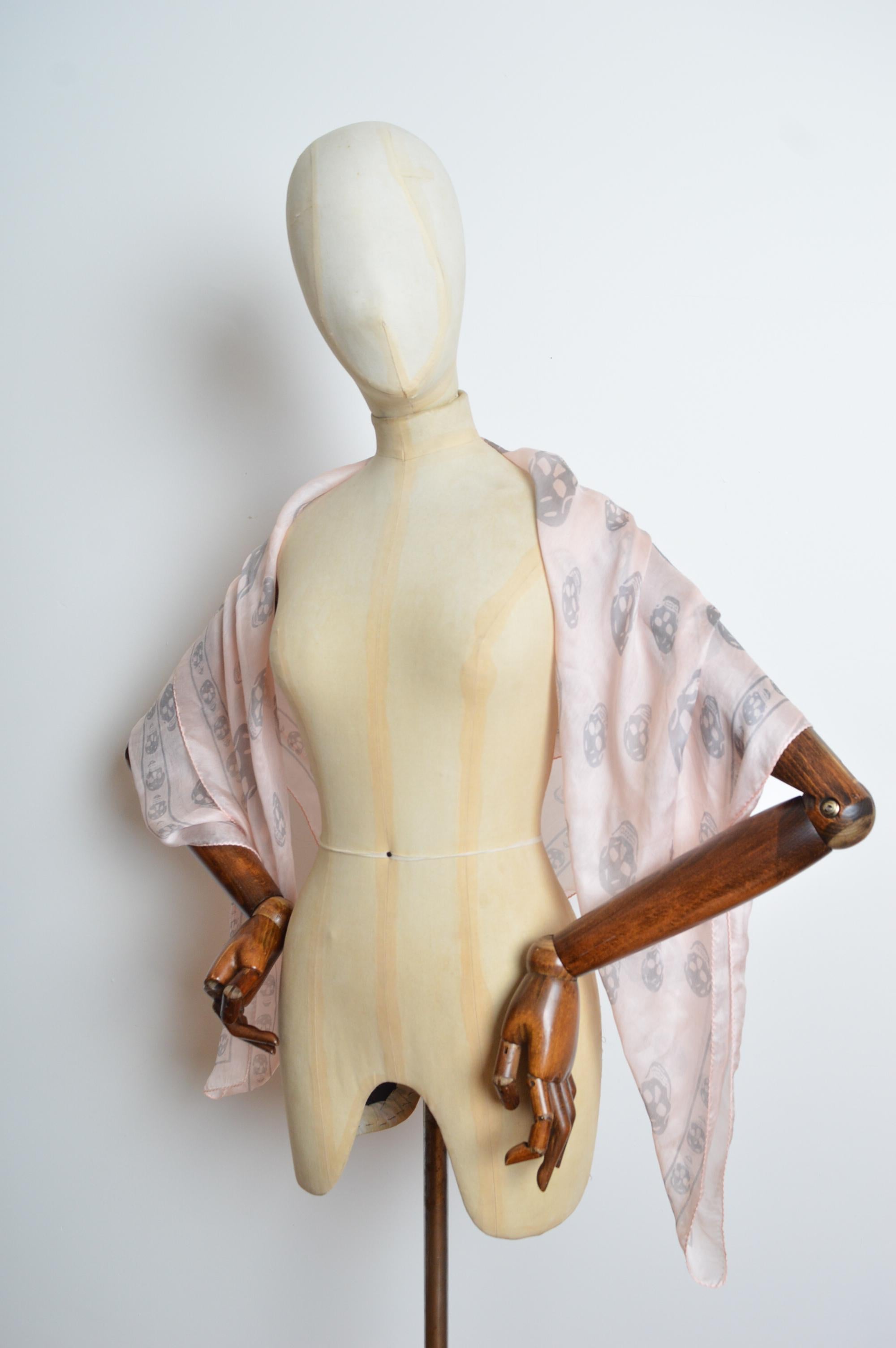 Foulard en soie fine Alexander McQueen 2000's avec tête de mort en rose pastel en vente 1