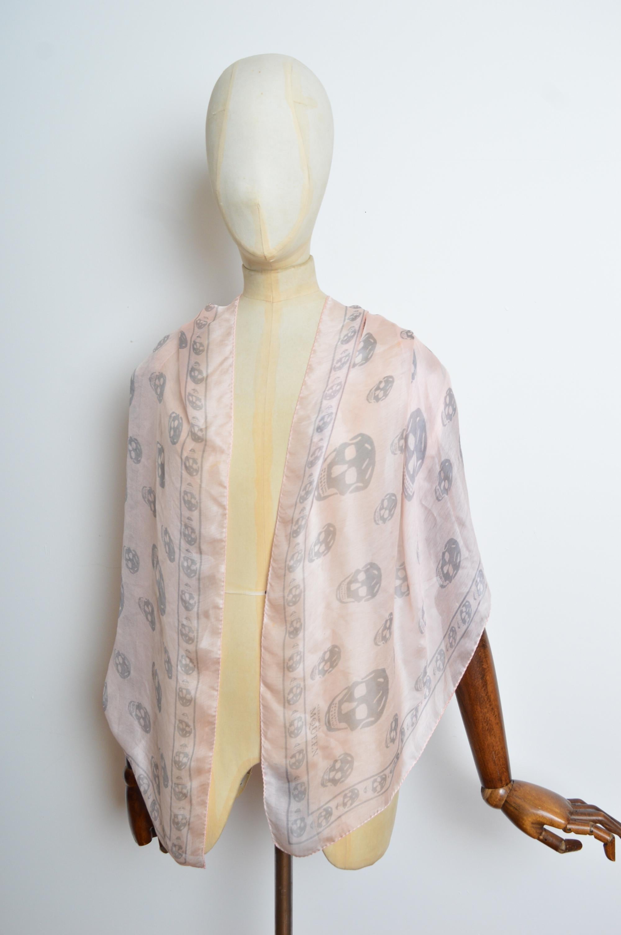 Foulard en soie fine Alexander McQueen 2000's avec tête de mort en rose pastel en vente 2