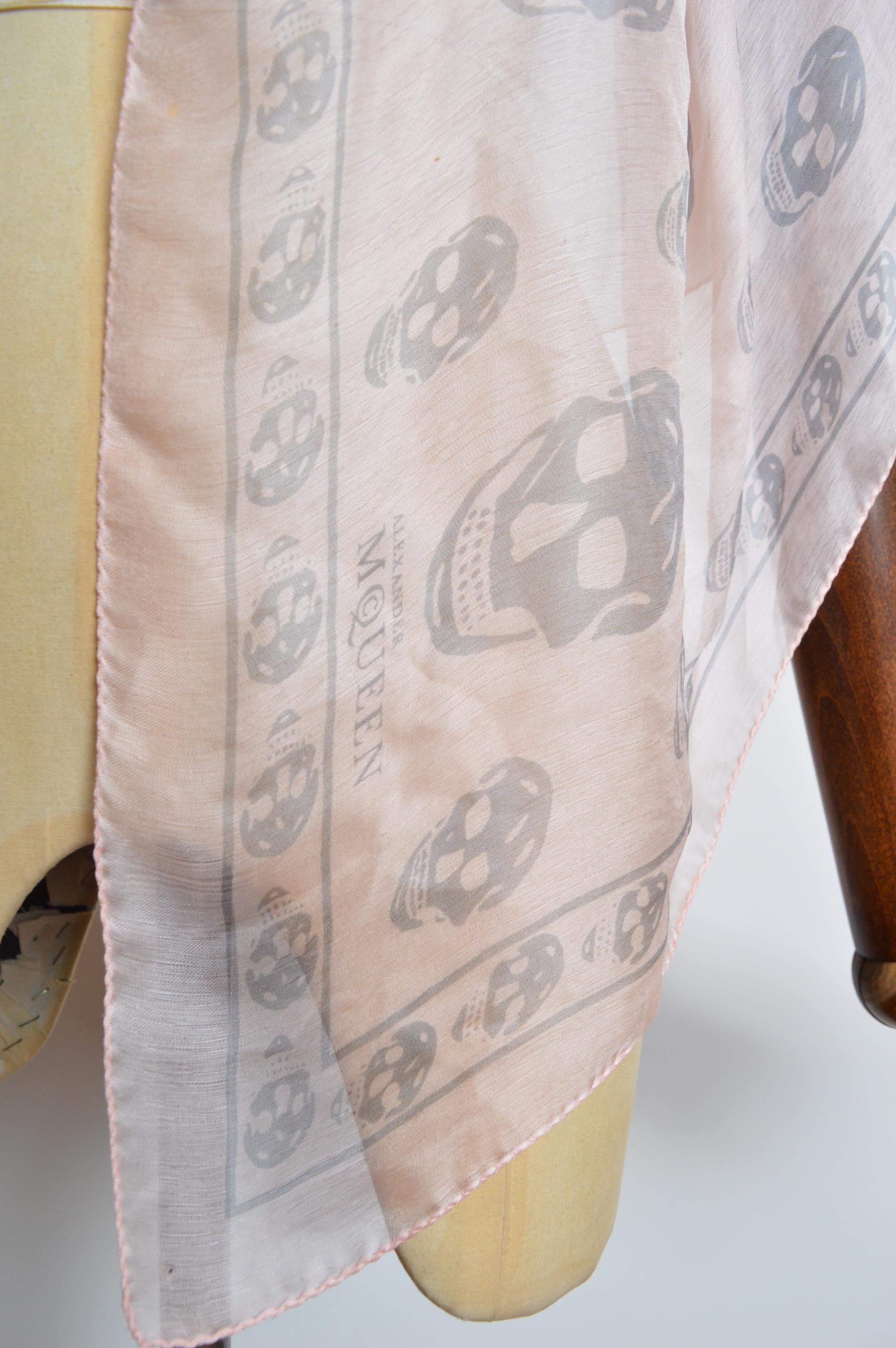 Foulard en soie fine Alexander McQueen 2000's avec tête de mort en rose pastel en vente 3