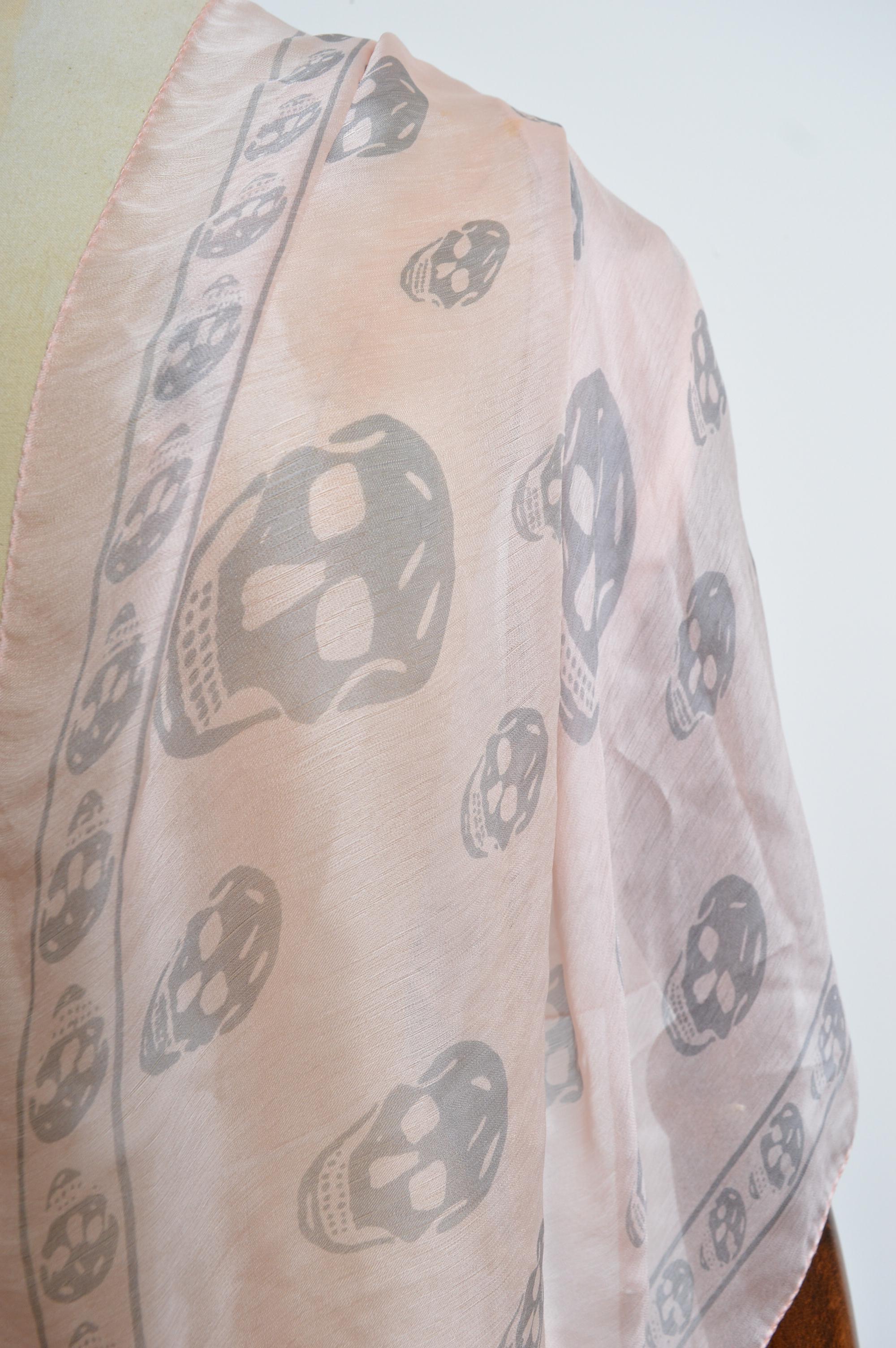 Foulard en soie fine Alexander McQueen 2000's avec tête de mort en rose pastel en vente 4