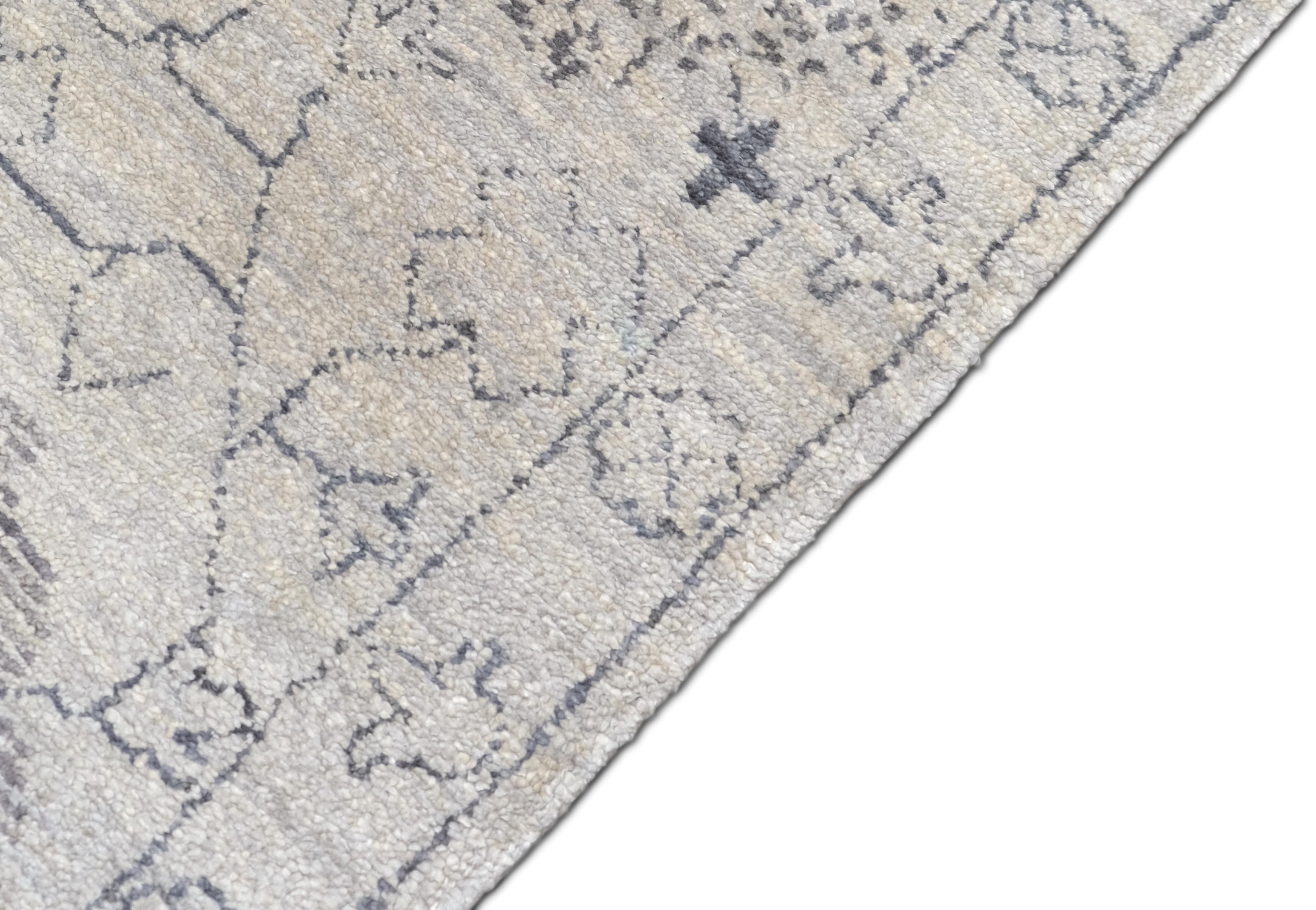 Élevez votre intérieur avec le savoir-faire exquis de ce tapis traditionnel en soie noué à la main. Doté d'un design/One dans des tons ivoire et gris subtils, ce tapis respire l'élégance et la sophistication. Il convient parfaitement aux intérieurs