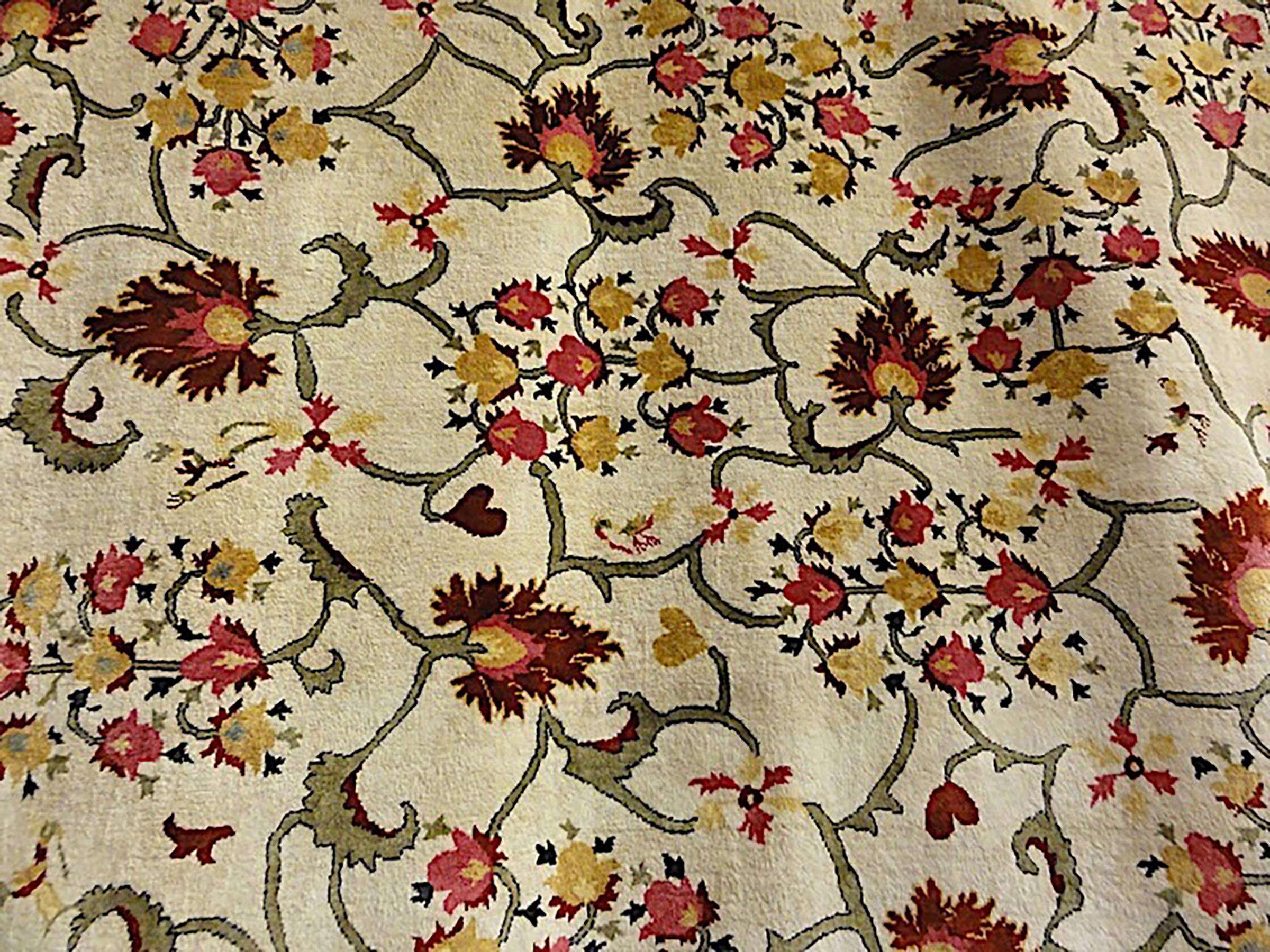 Questo Tappeto Suzani di seta pregiata - 8' x 10' - è uno squisito esempio di arte tessile indiana, che riflette l'opulenza e la raffinatezza dell'Impero Mughal. Tessuto a mano con la seta più pregiata, questo pezzo eccezionale incarna la fusione di