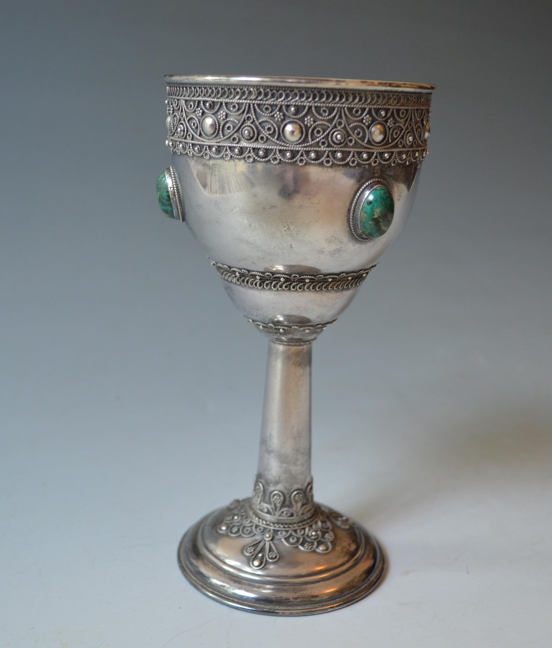 Feine Vintage Silber Kiddush Kelch mit filigranen hochgradigen Silber Malachit, Silber filigran Kiddush Kelch  Jerusalem jüdisch.
 
 