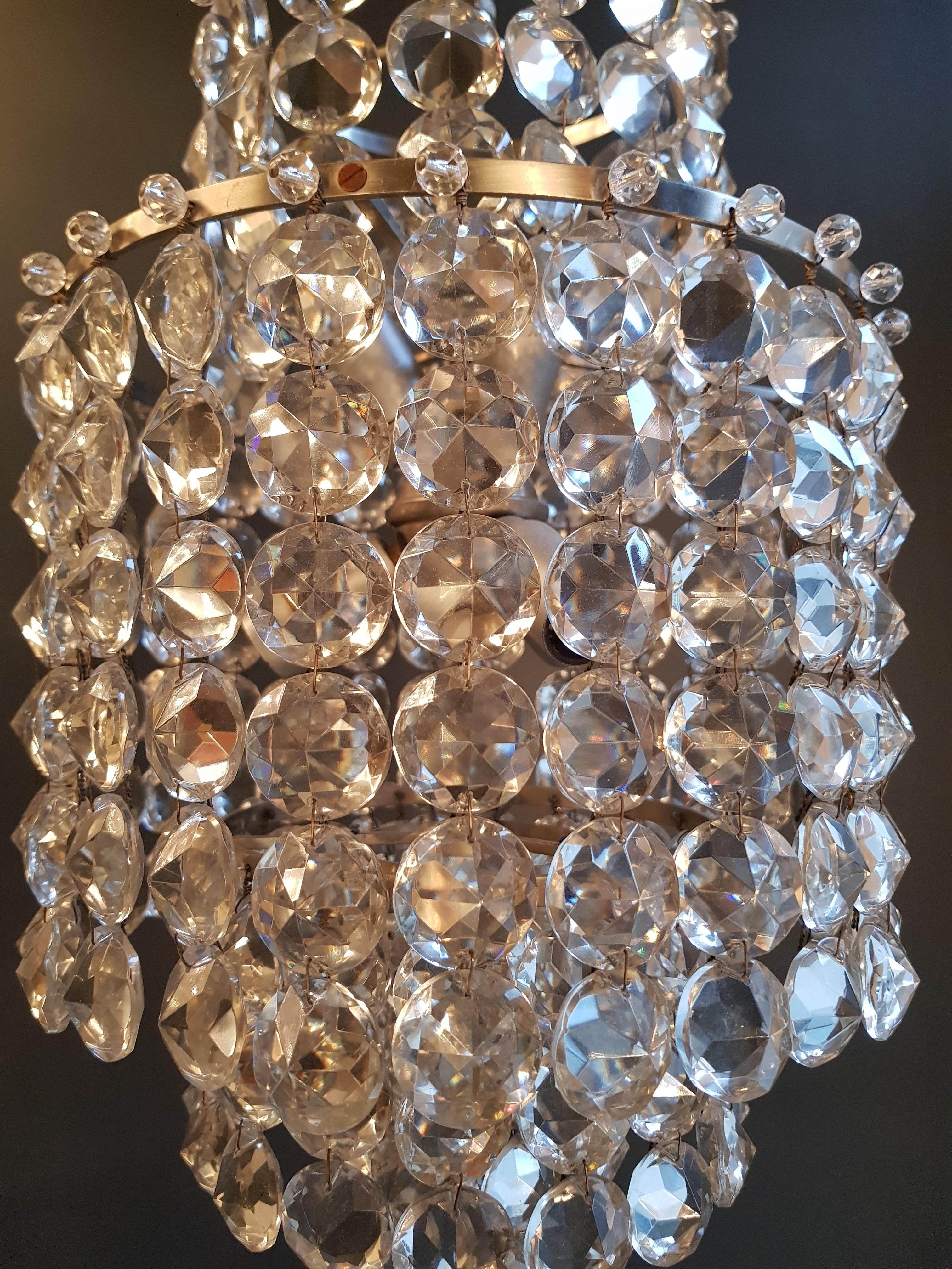 Original preserved chandelier, circa 1950. Cabling completely renewed. Crystal hand knotted
Measures: Total height: 80 cm, height without chain: 41 cm, diameter 28 cm, weight (approximately) 4kg.

Number of lights: Six-light bulb sockets: