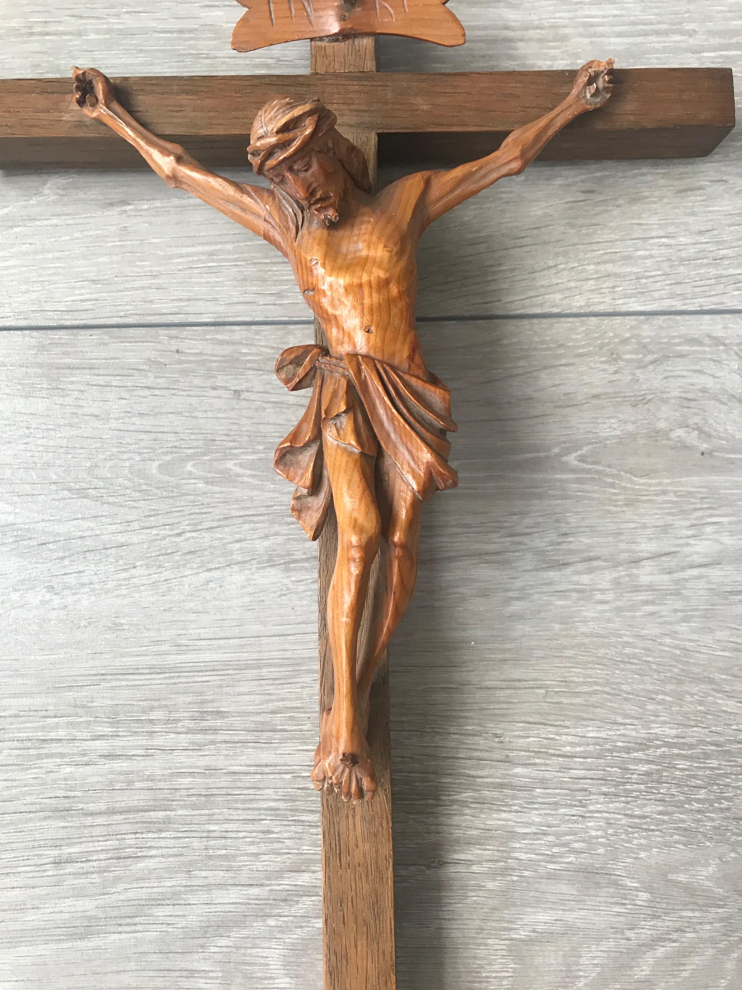 Another finely detailed early 1900s carved crucifix and corpus of Christ.

This sacred and religious work of art is a hand-carved out of pinewood Christ mounted on an oak cross and this fine example is in excellent condition. The realistic and