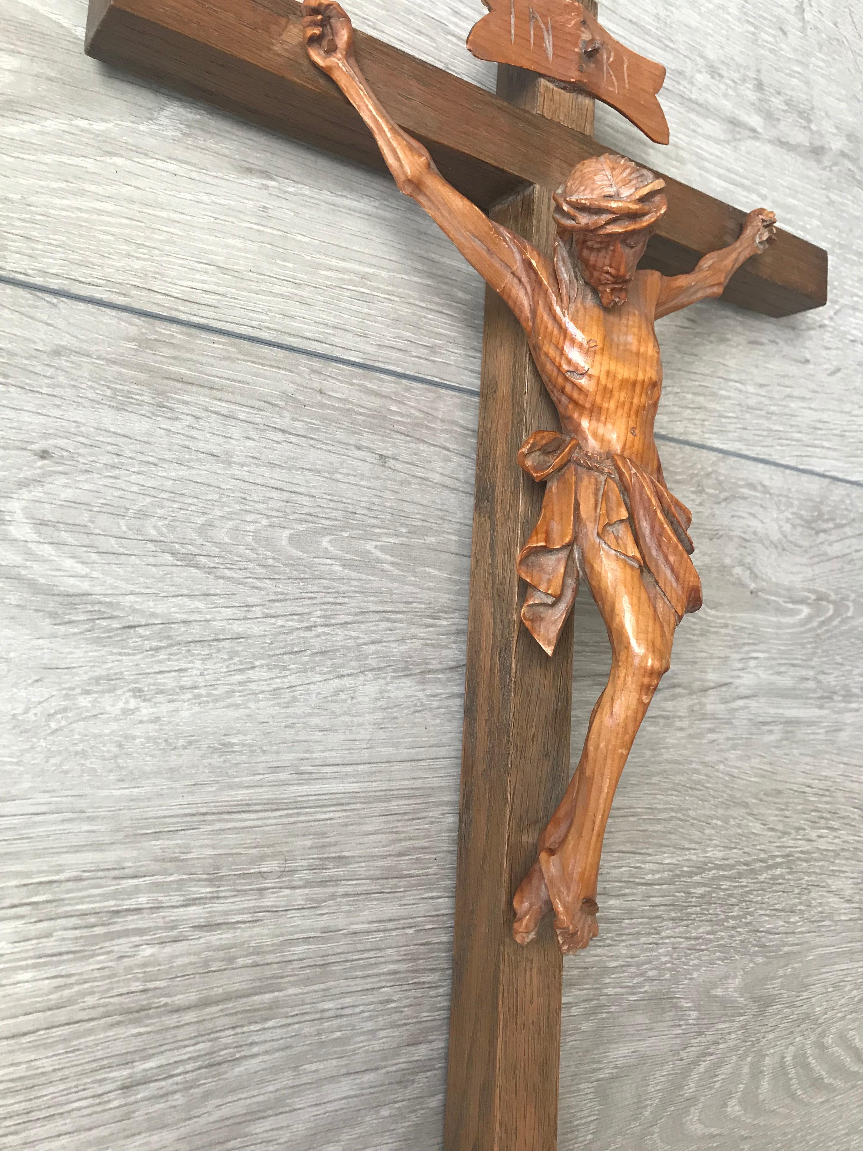 Antikes handgefertigtes und geschnitztes Kruzifix aus Kiefernholz und Eiche für Zuhause in großer Größe, Christus (Arts and Crafts) im Angebot