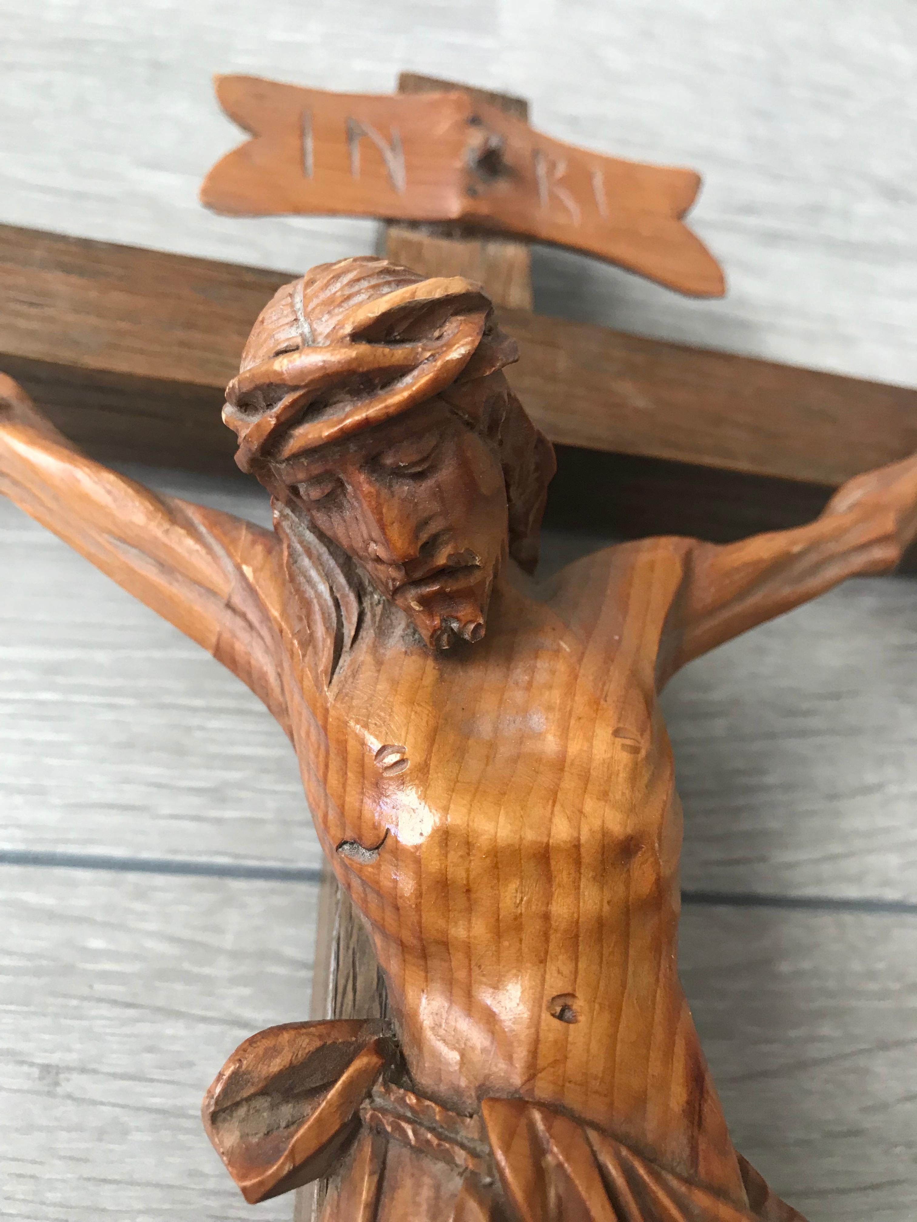 Antikes handgefertigtes und geschnitztes Kruzifix aus Kiefernholz und Eiche für Zuhause in großer Größe, Christus (Handgeschnitzt) im Angebot