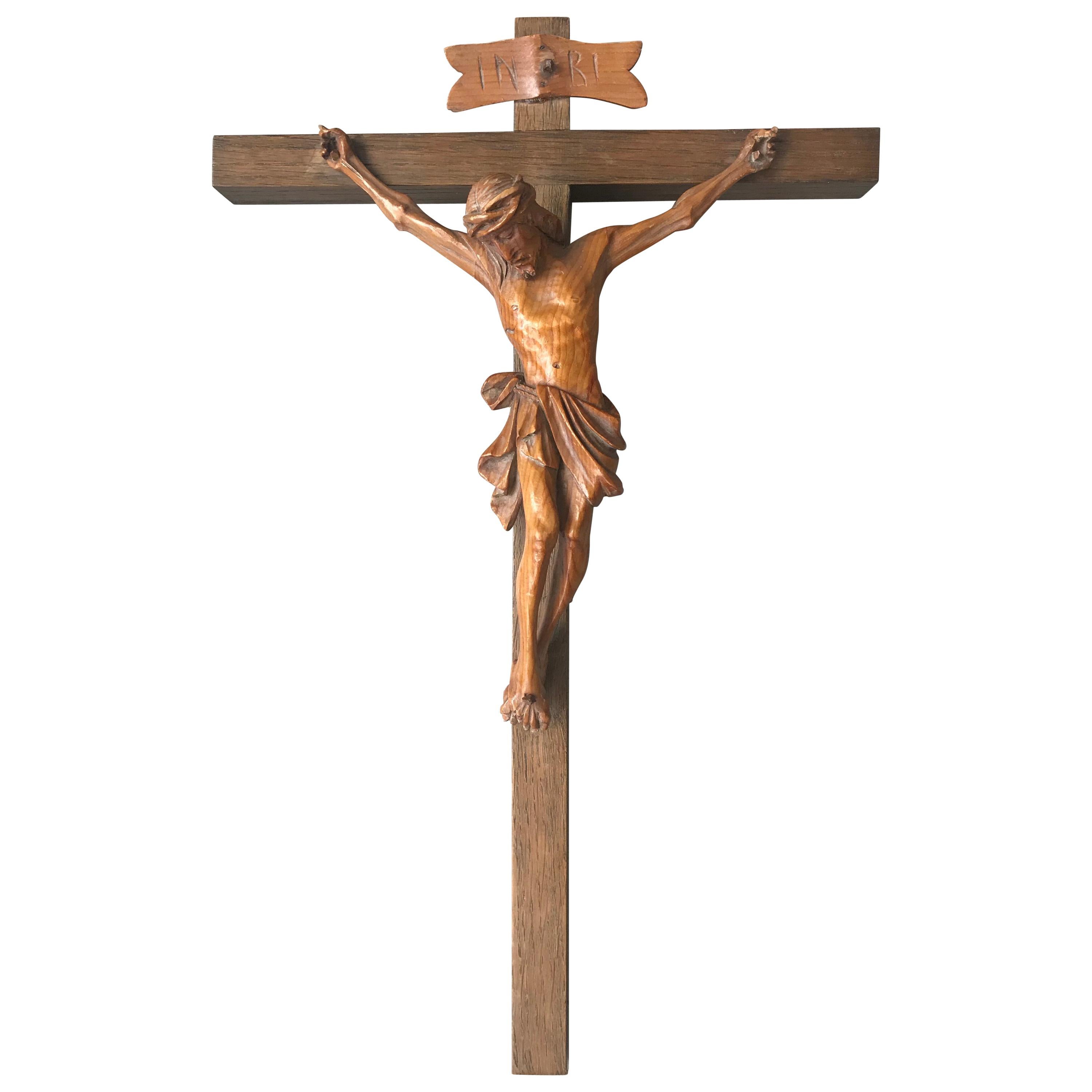 Petit crucifix mural ancien pour maison en pin et chêne sculpté et fabriqué à la main représentant le Christ, de petite taille