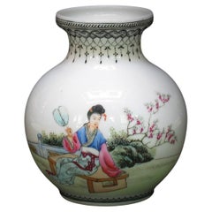 Petit vase bulbeux chinois Famille Rose en coquille d'œuf