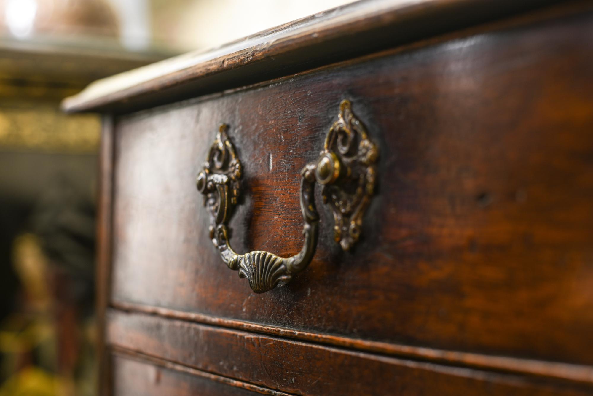 Fine Small Chippendale Mahogany Chest of Drawers In Good Condition For Sale In Lymington, GB