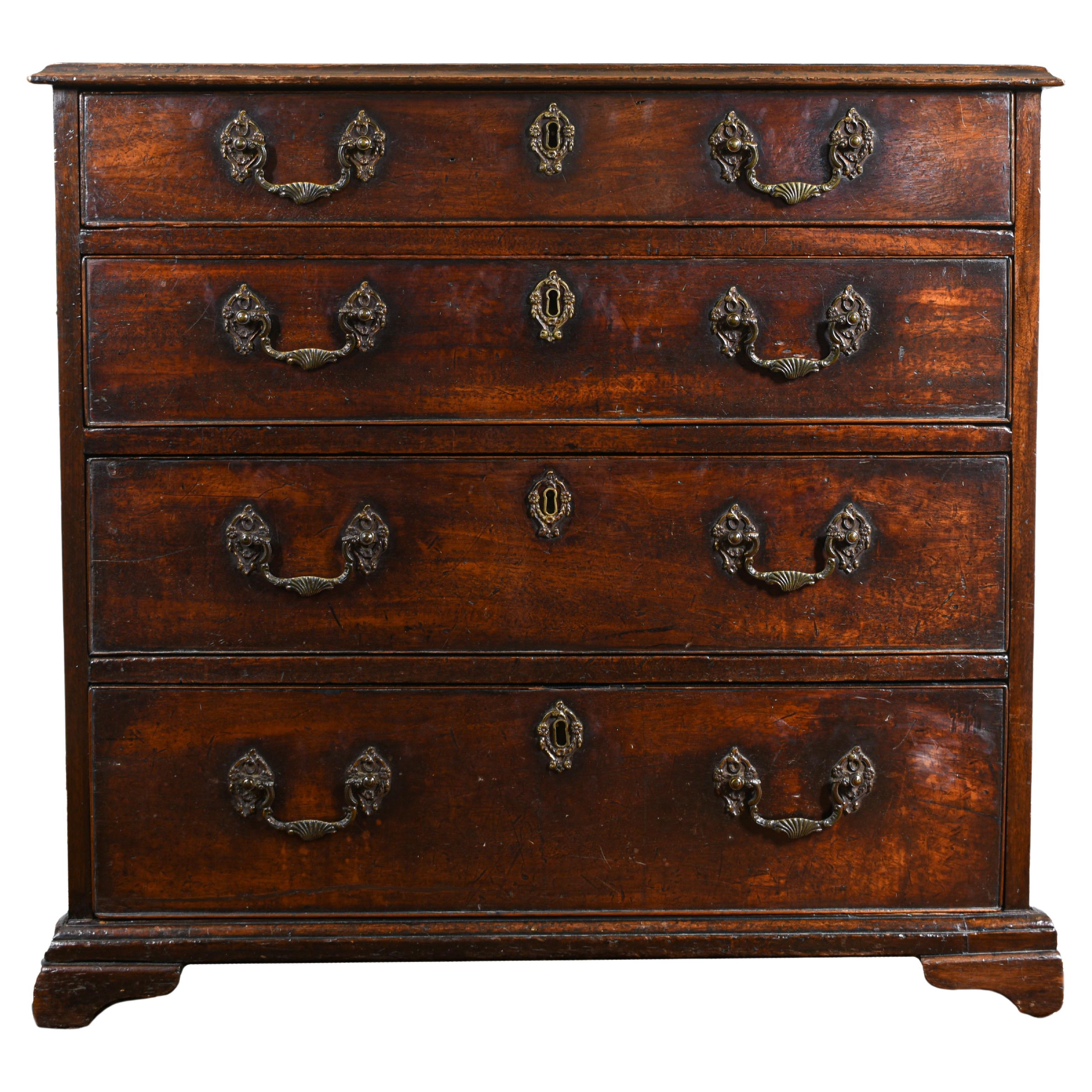 Fine Small Chippendale Mahogany Chest of Drawers For Sale