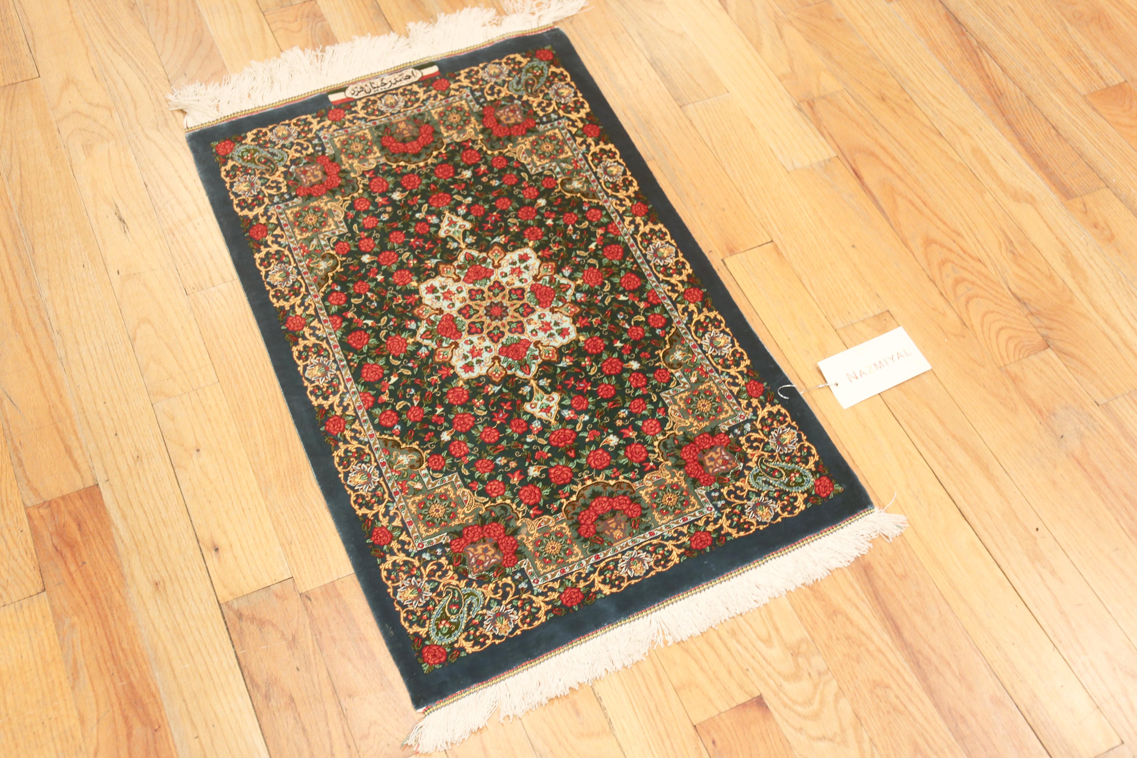 XX secolo Tappeto Qum in seta persiana vintage, piccolo, verde e floreale 2' x 3' in vendita