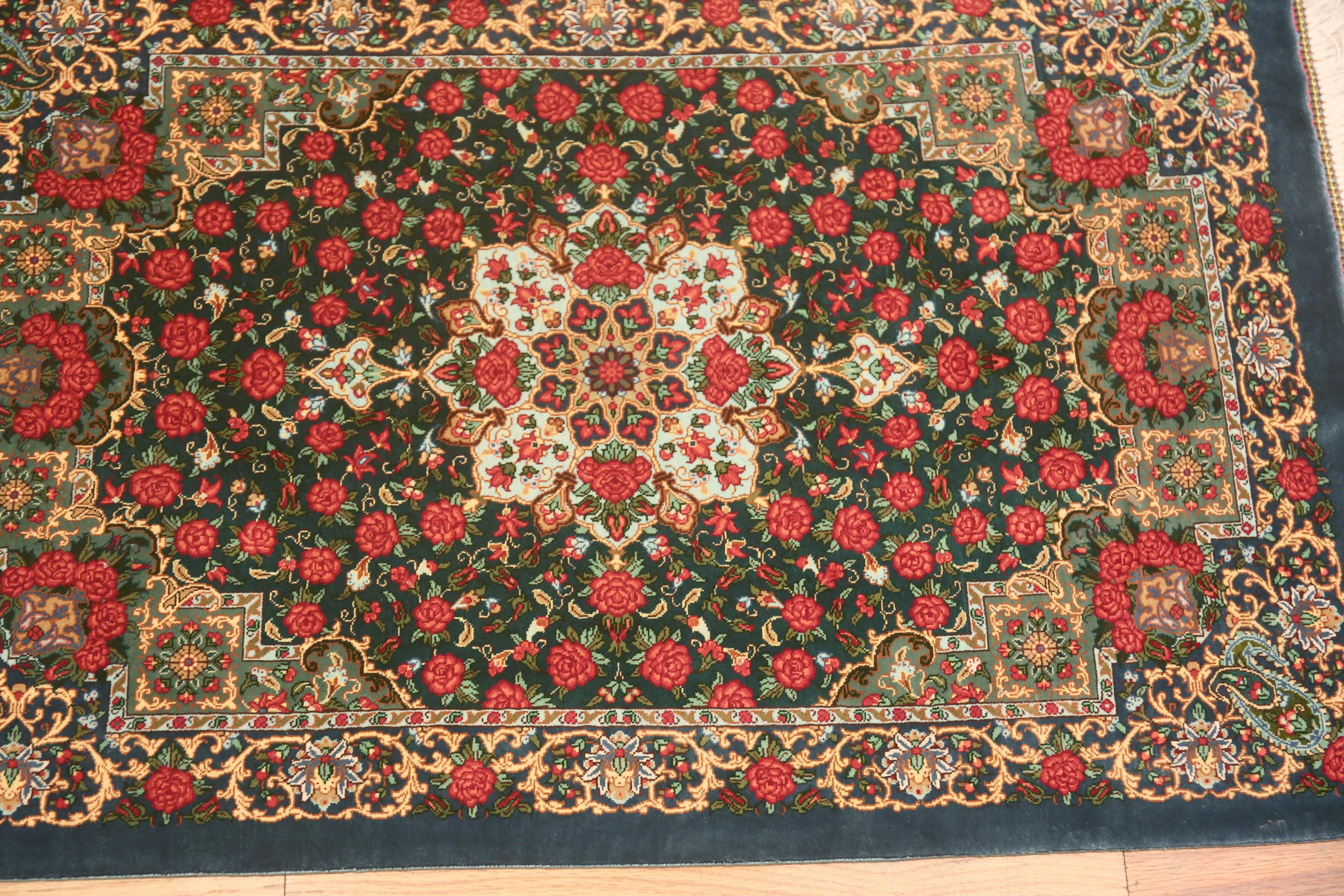 Soie Petit tapis persan vintage Qum à fleurs vertes, 2' x 3' en vente