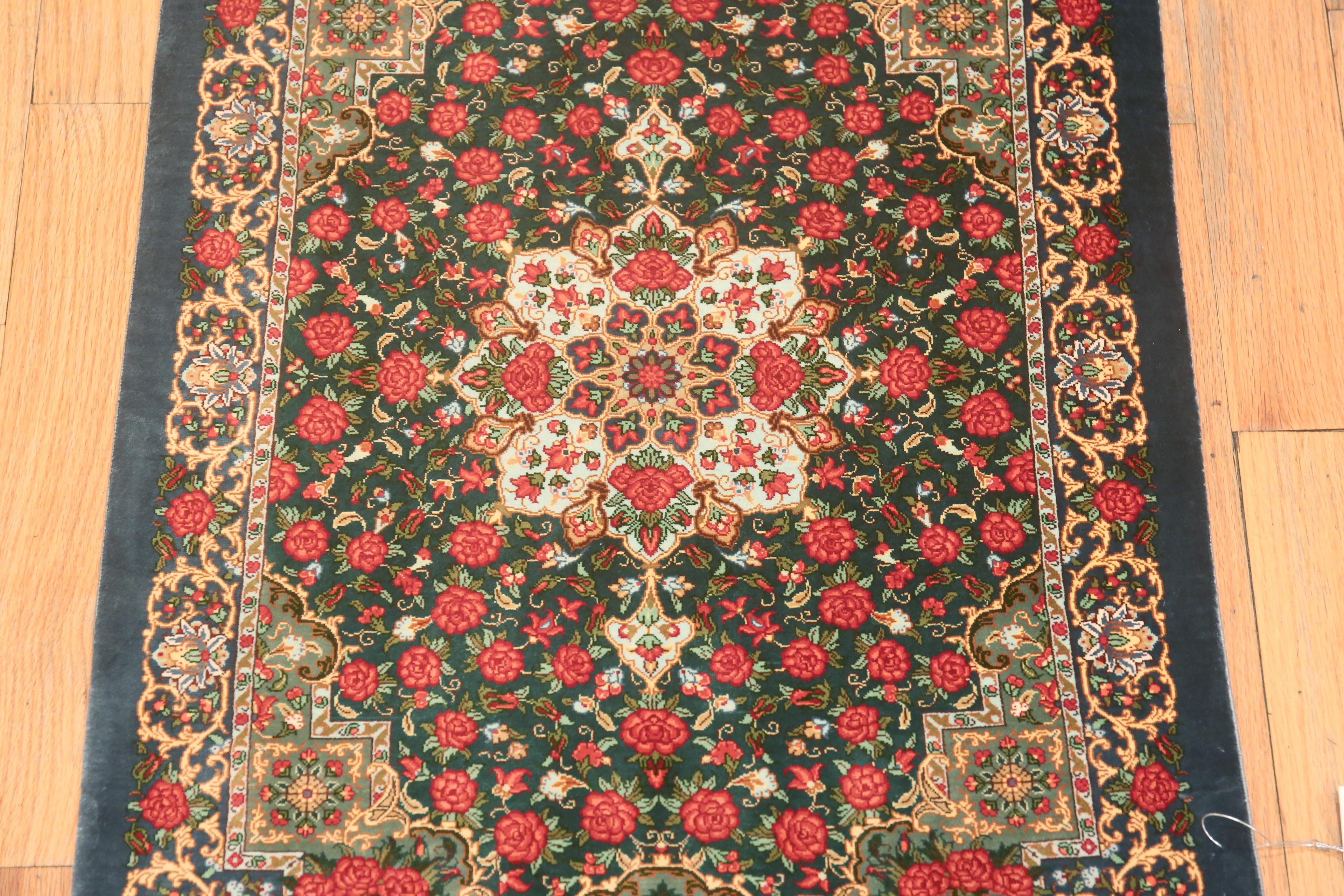 Petit tapis persan vintage Qum à fleurs vertes, 2' x 3' en vente 1