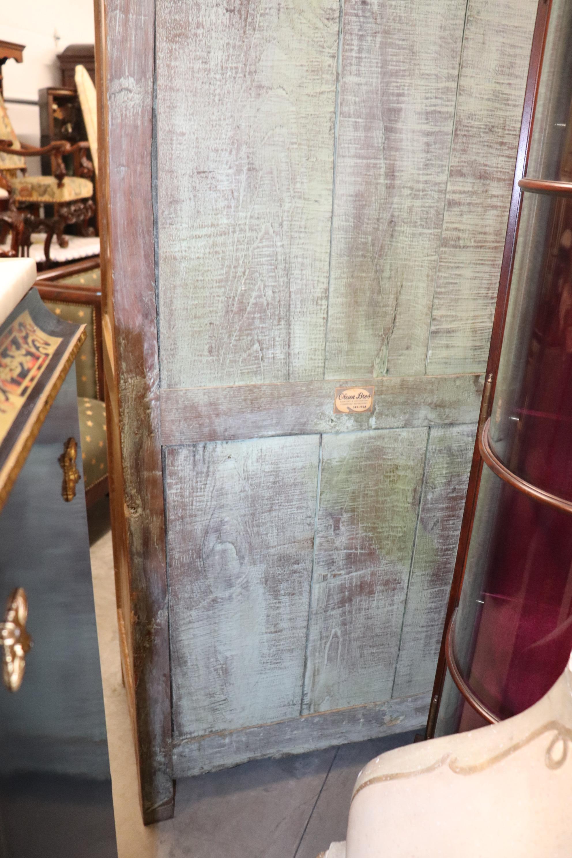 Armoire Bonnetiere française à une porte en chêne massif des années 1840 en vente 8