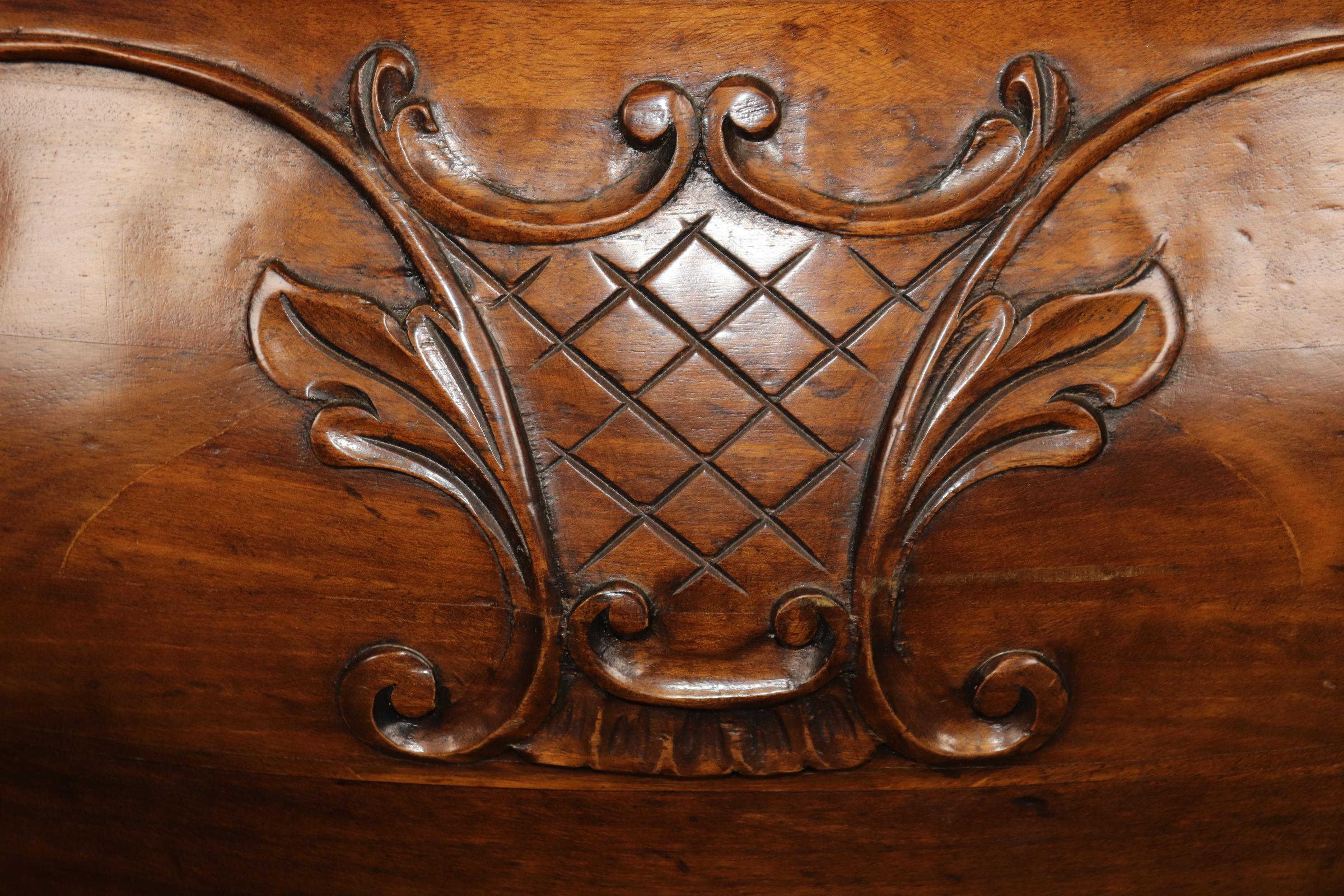 Fine Solid Walnut Bombe Form Carved Italian Louis XV Style Commode In Good Condition For Sale In Swedesboro, NJ