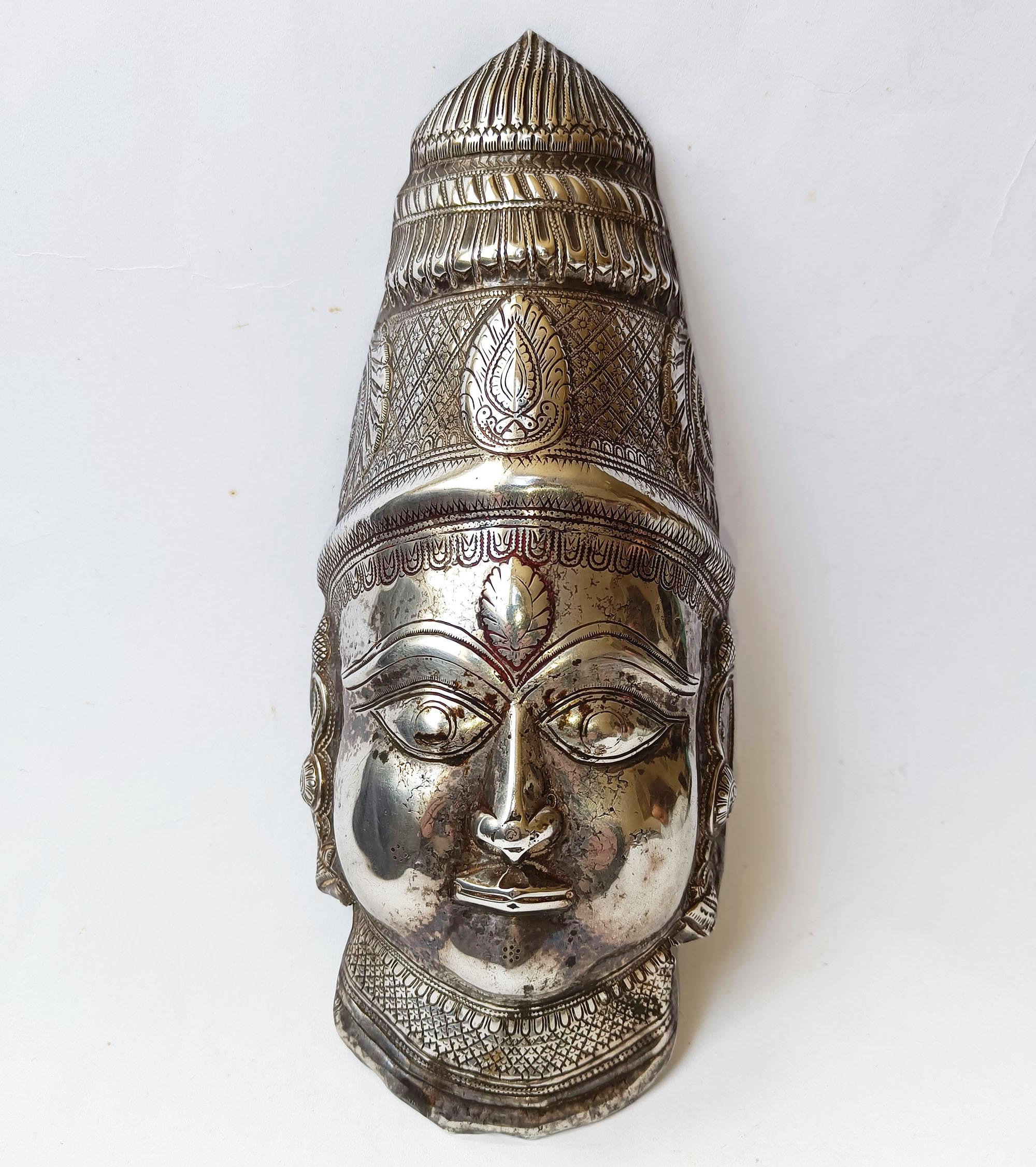Raffinata maschera d'argento Hindu Mukha-linga dell'India del Sud, in repousse. 
Maschera in repousse lavorata a mano di un Dio indù, probabilmente Vishnu 
La maschera sarebbe stata utilizzata come oggetto devozionale in casa o nel tempio.
Peso 203