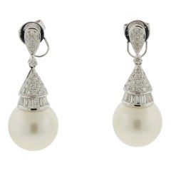Pendants d'oreilles en goutte en or avec perles des mers du Sud et diamants