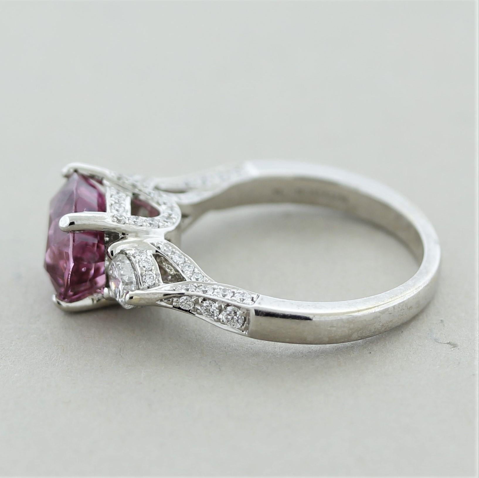 Fine Spinel Diamond Gold Ring In New Condition For Sale In Beverly Hills, CA