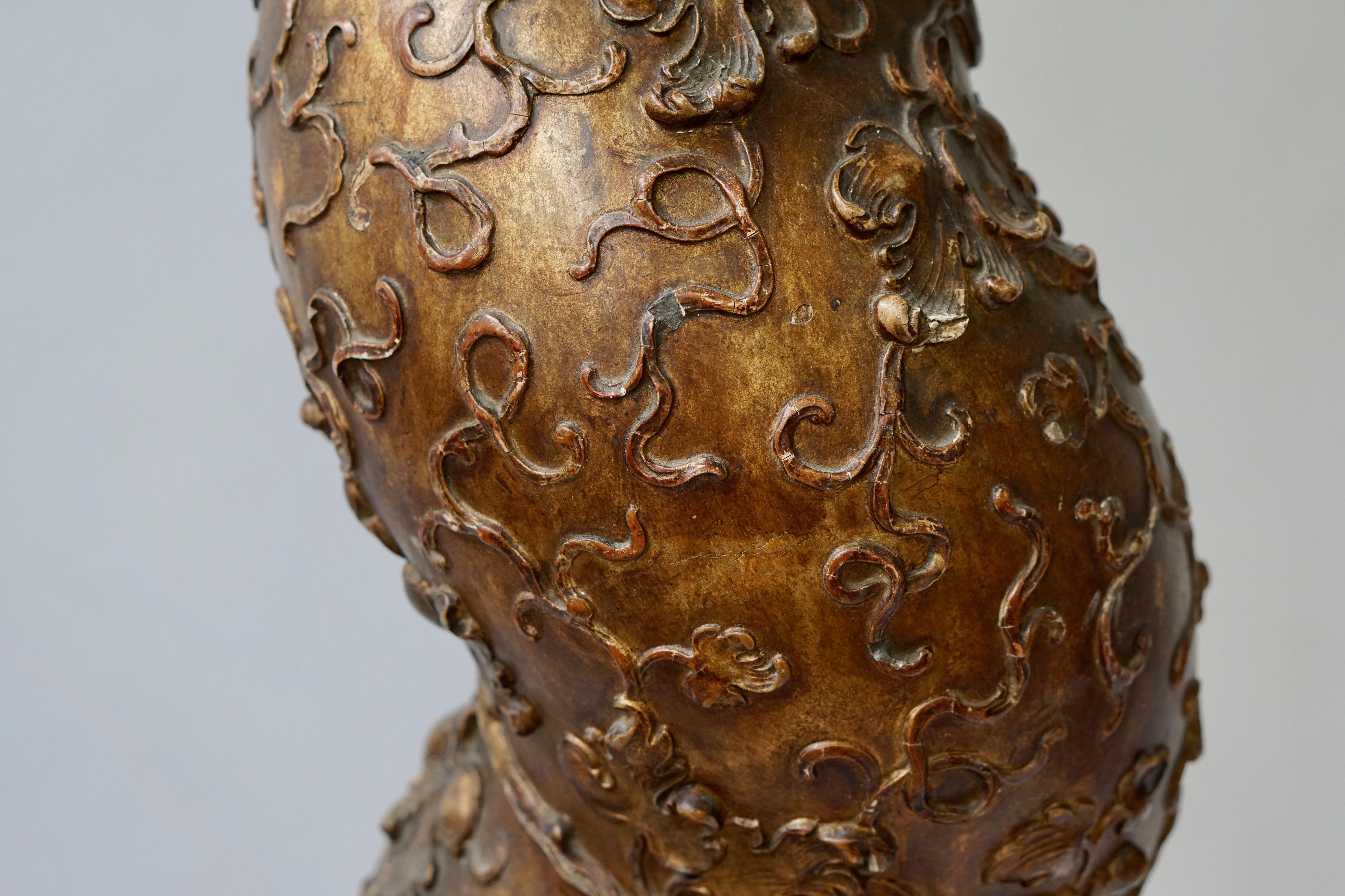 Pédestal à colonne en bois doré tourné en spirale en vente 1