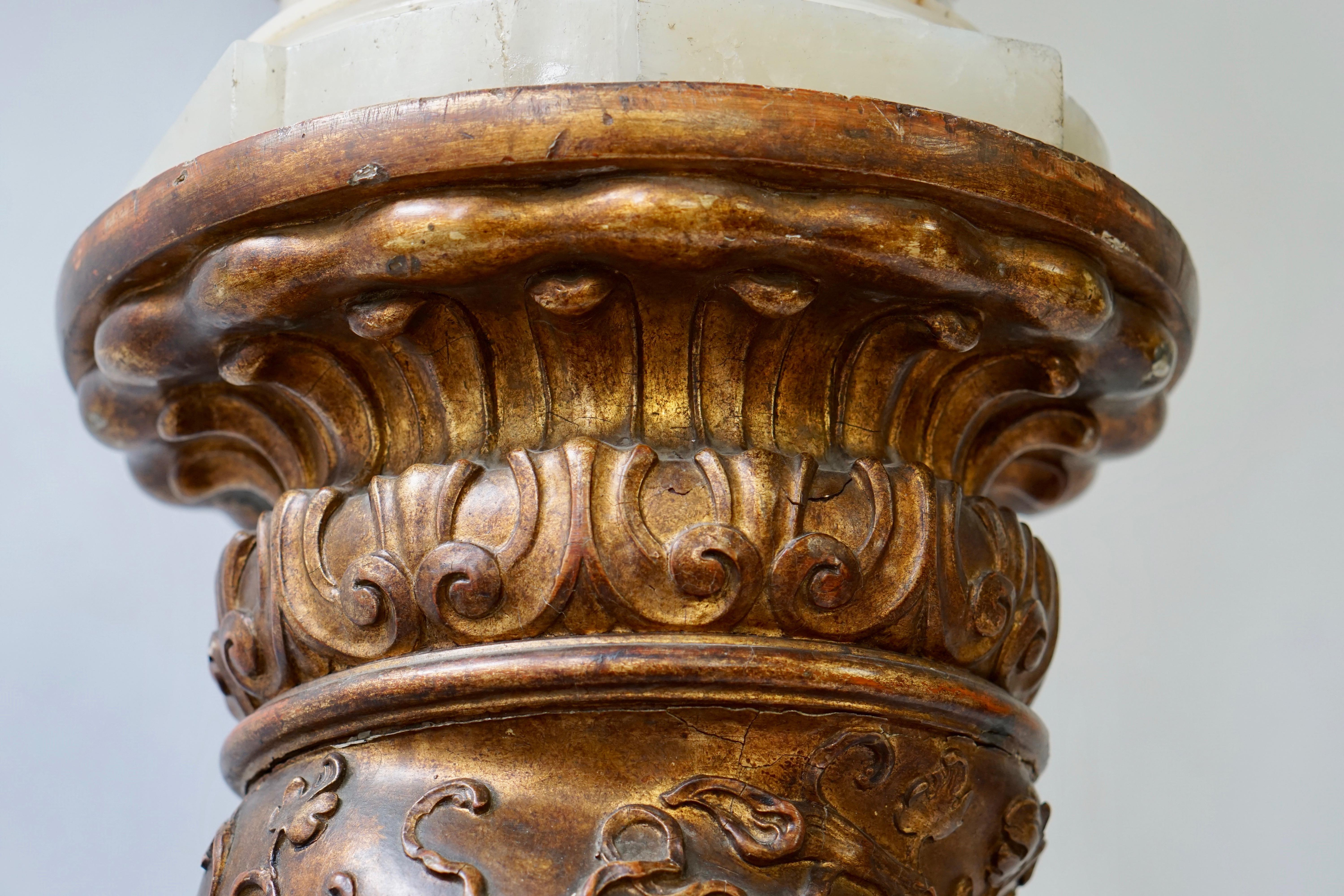 Pédestal à colonne en bois doré tourné en spirale en vente 2