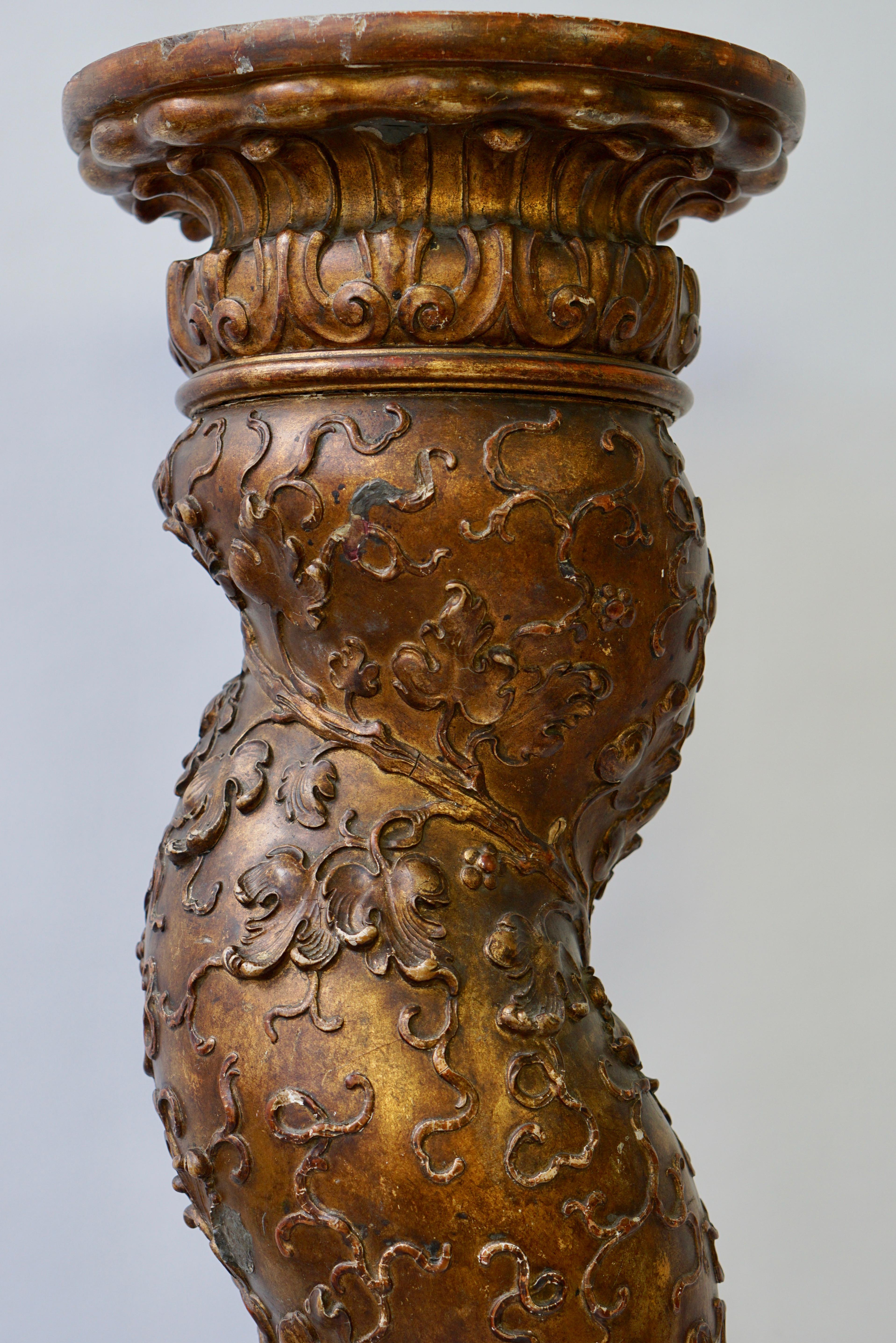 Néo-rococo Pédestal à colonne en bois doré tourné en spirale en vente