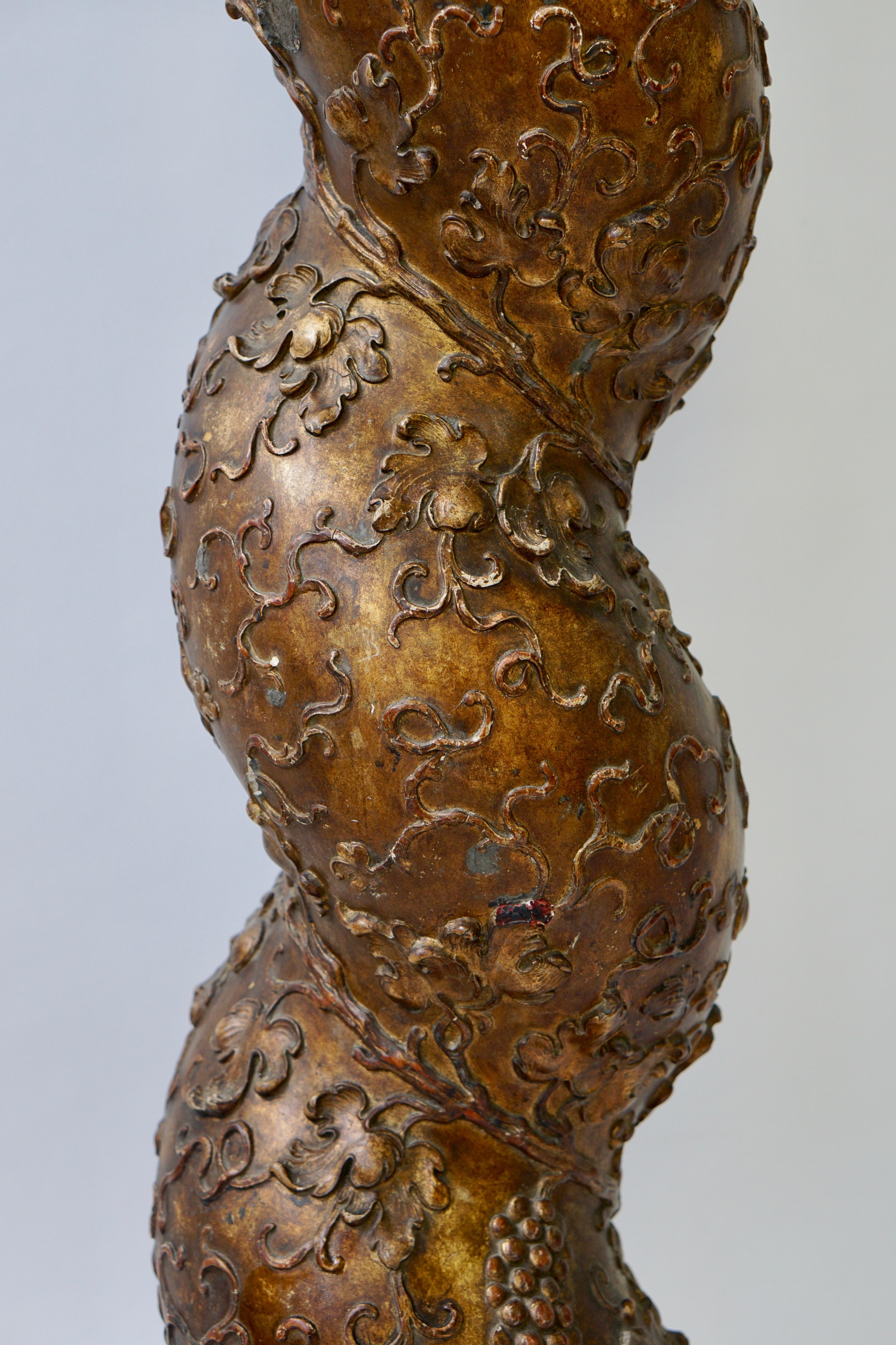 Belge Pédestal à colonne en bois doré tourné en spirale en vente