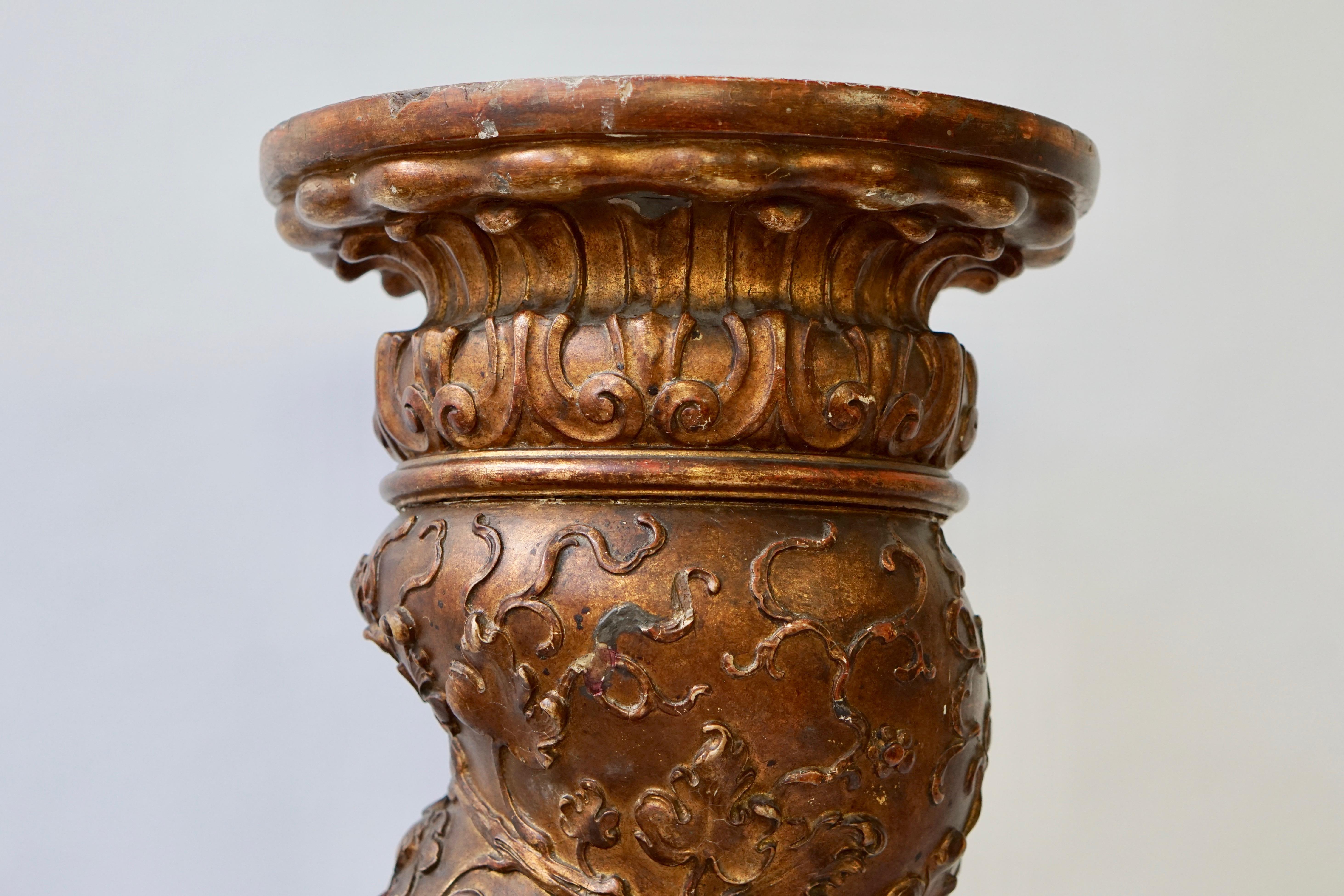 Doré Pédestal à colonne en bois doré tourné en spirale en vente